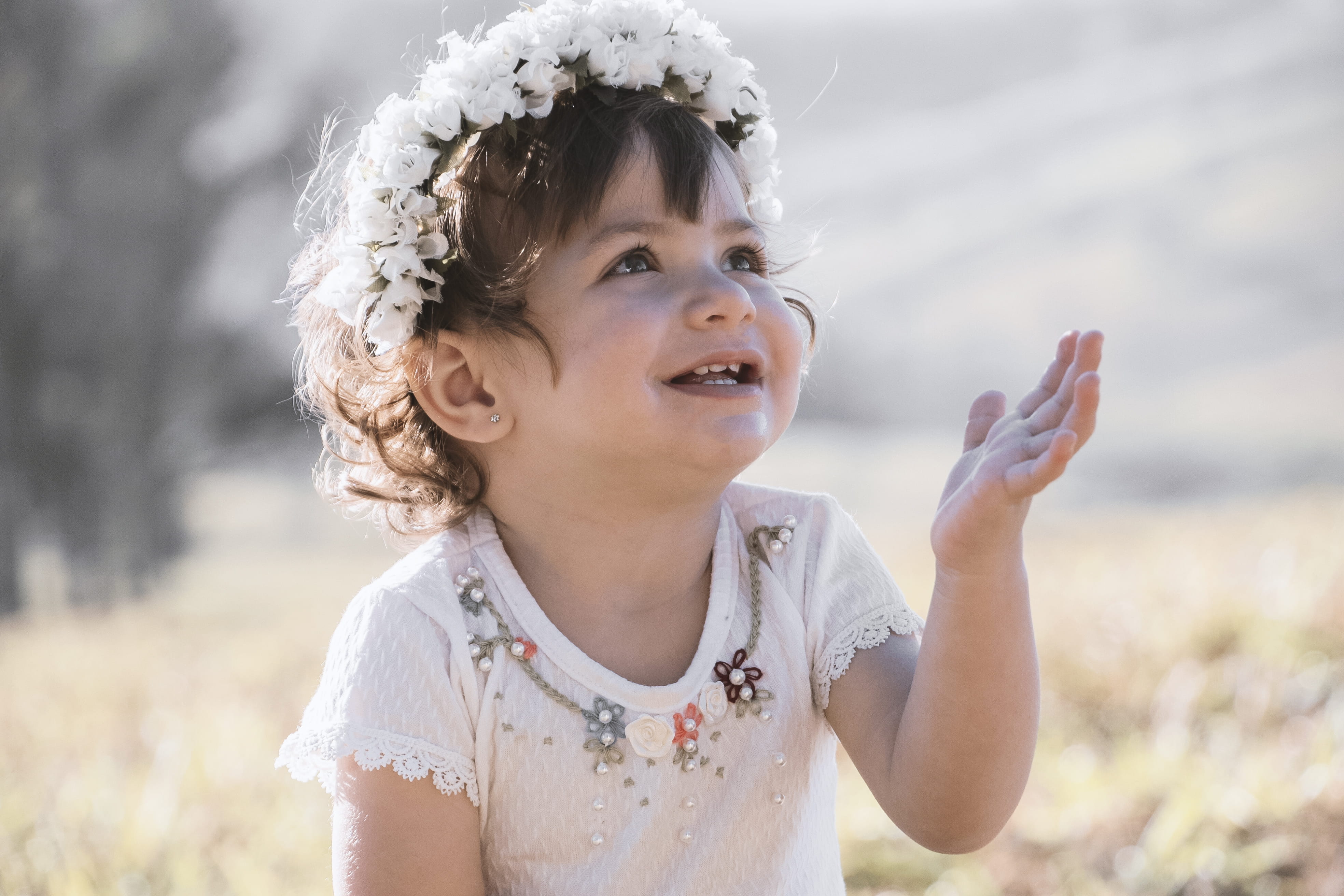 hand, crown, looking away, females, child, close, adorable, depth of field, portrait, photo, kid, little, front view, offspring, girl, smile, smiling, blur, HD Wallpaper