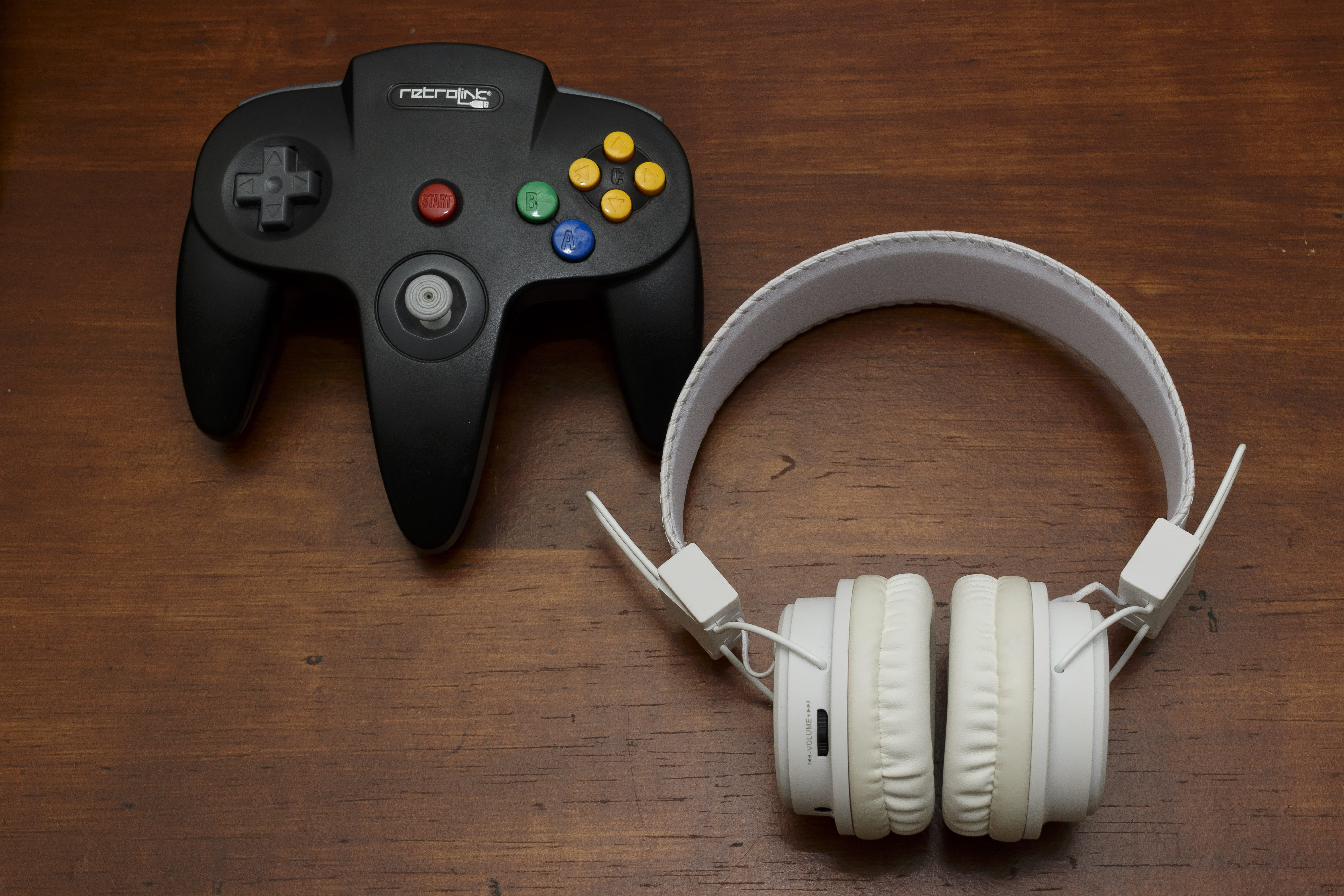 vintage, headphones, medium group of objects, indoors, 5K, music, control, connection, grain, no people, entertainment, hipster, communication, group of objects, HD Wallpaper