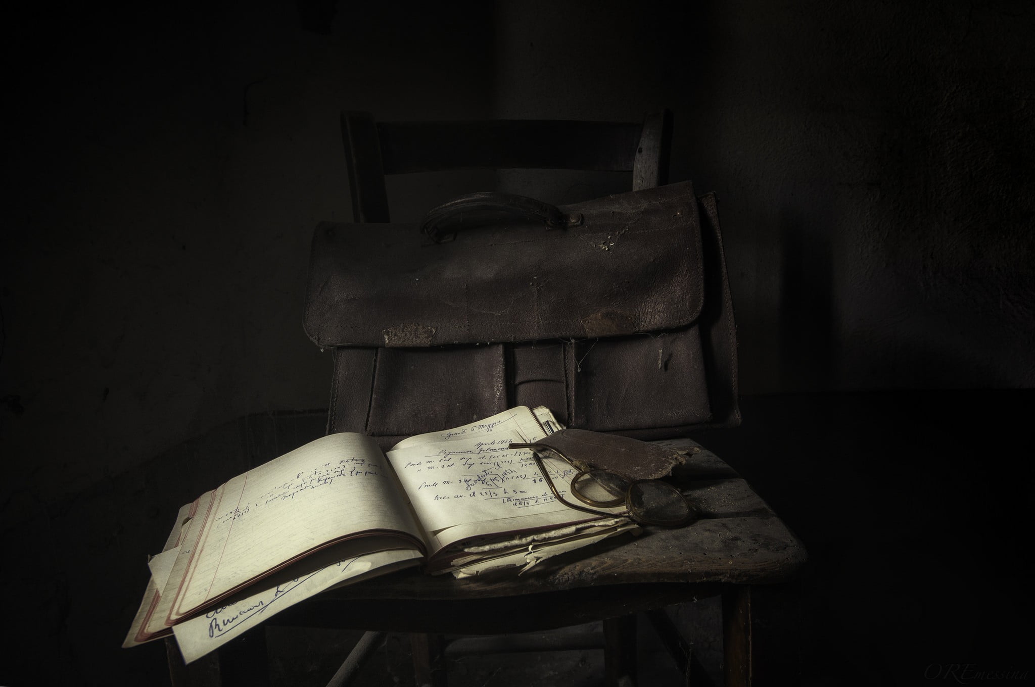 indoors, reading, handbag, publication, wood - material, education, no people, furniture, leather, obsolete, damaged, book, weathered, brown, stack, table, HD Wallpaper