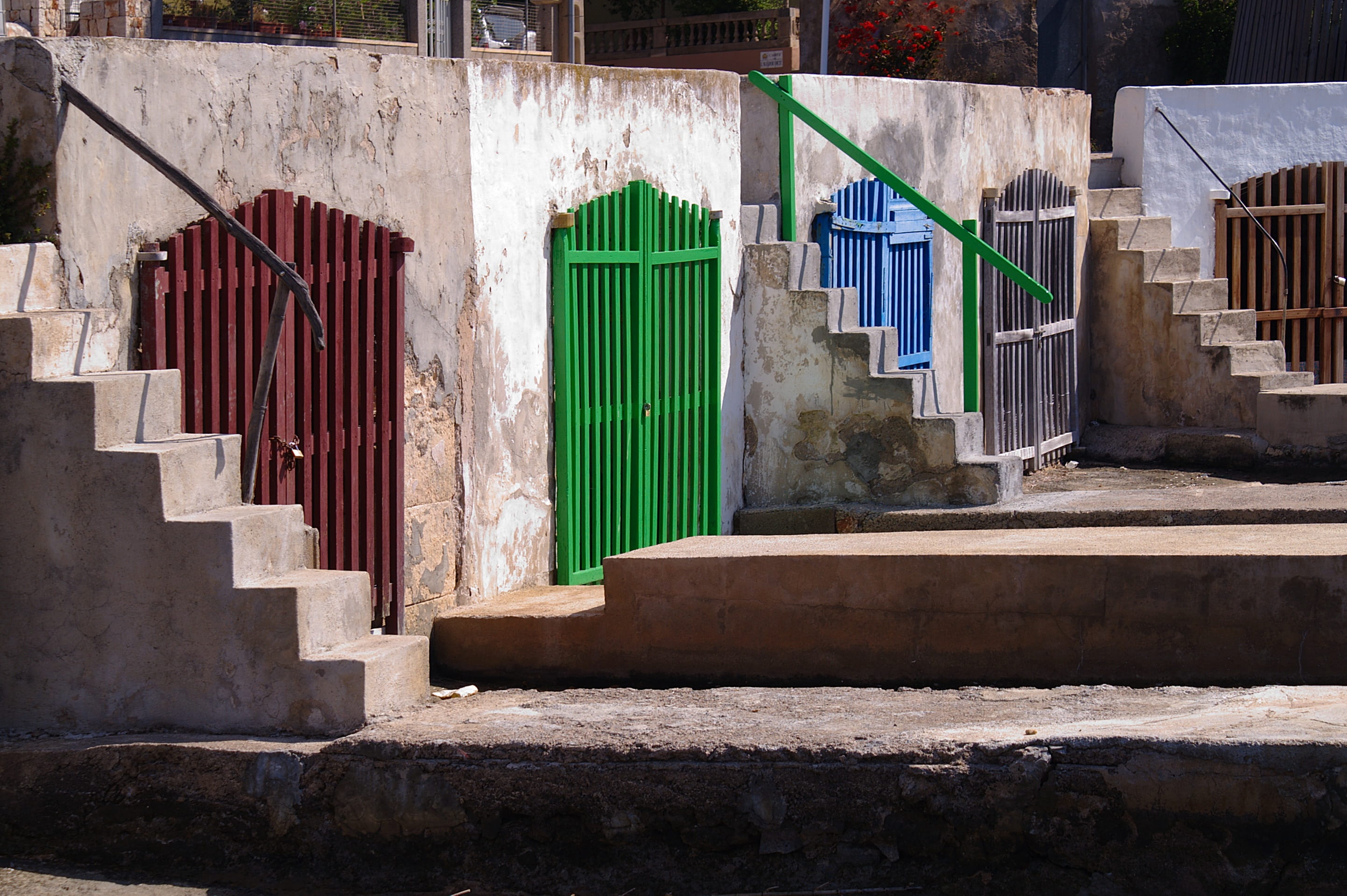 architecture, sunlight, staircase, port, day, built structure, outdoors, multi colored, house, sunny, stairs, building, railing, wall - building feature, HD Wallpaper