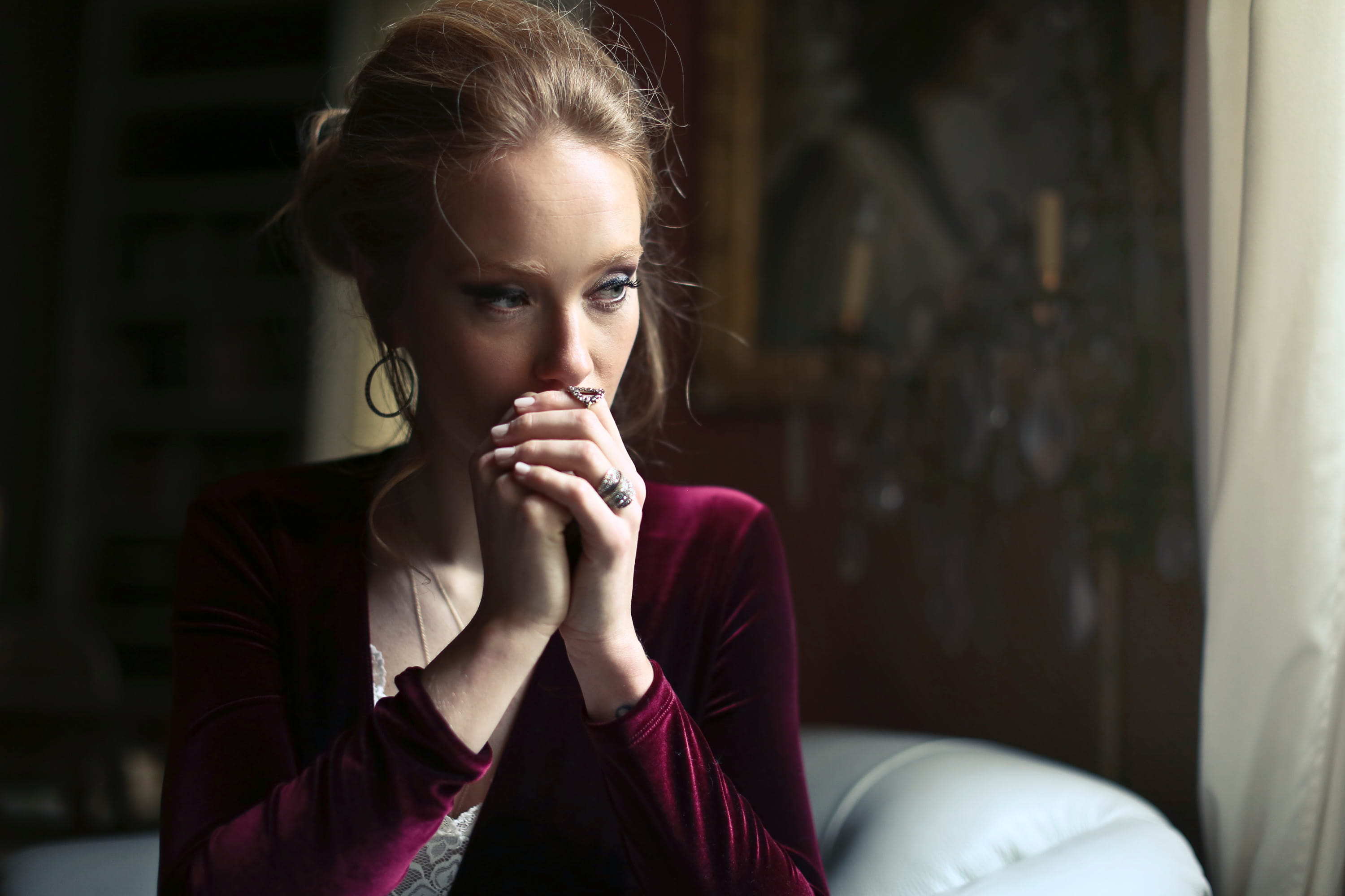 Couch, sofa, waiting, dark, beautiful people, Indoors, design, Hand, style, Sunglasses, females, contemplation, Blurred, blonde, hands, strand, hair, Red, HD Wallpaper