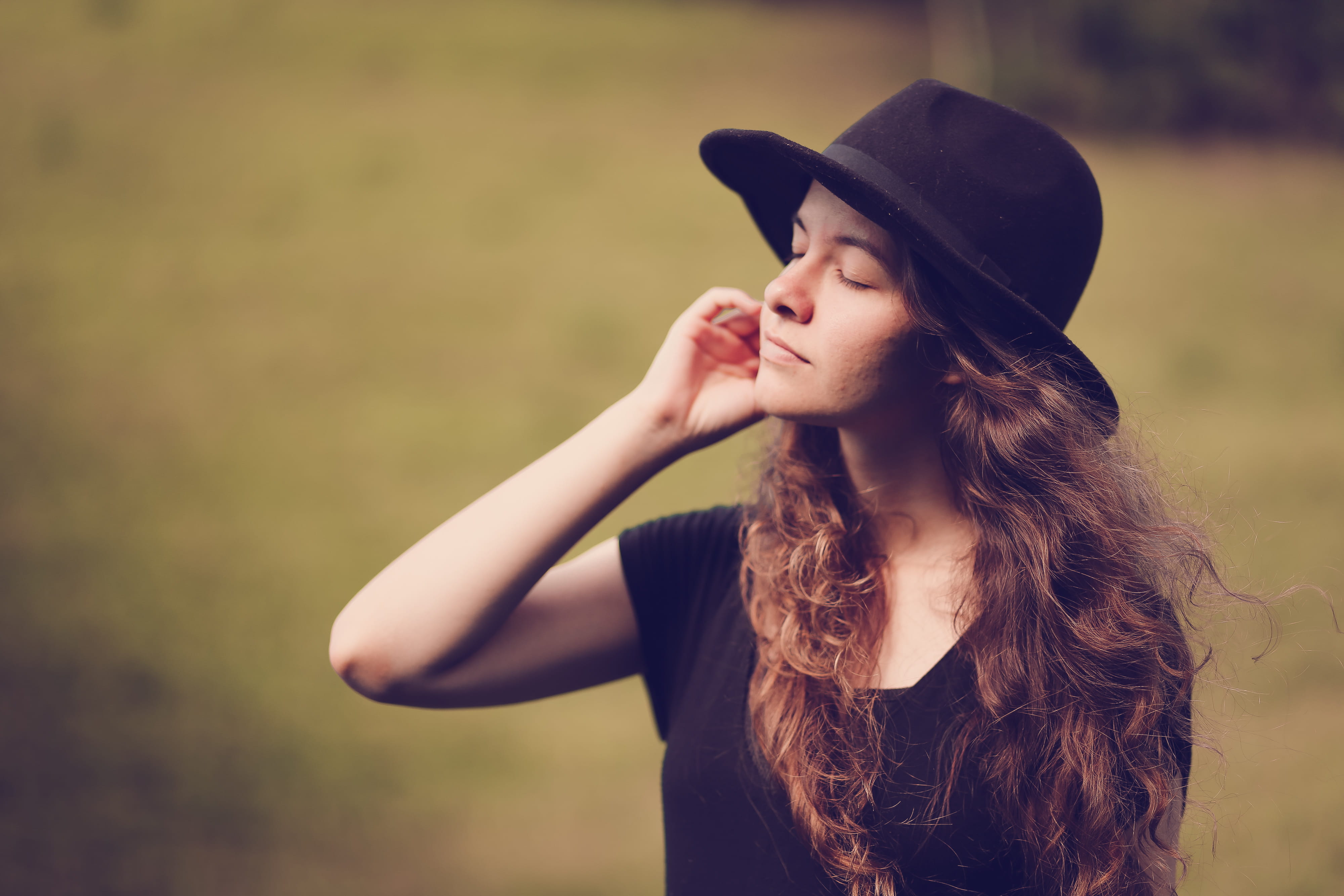 land, fashion, hat, real people, person, looking, woman, teen, human, hairstyle, beautiful woman, young women, lifestyles, focus on foreground, women, blonde, HD Wallpaper