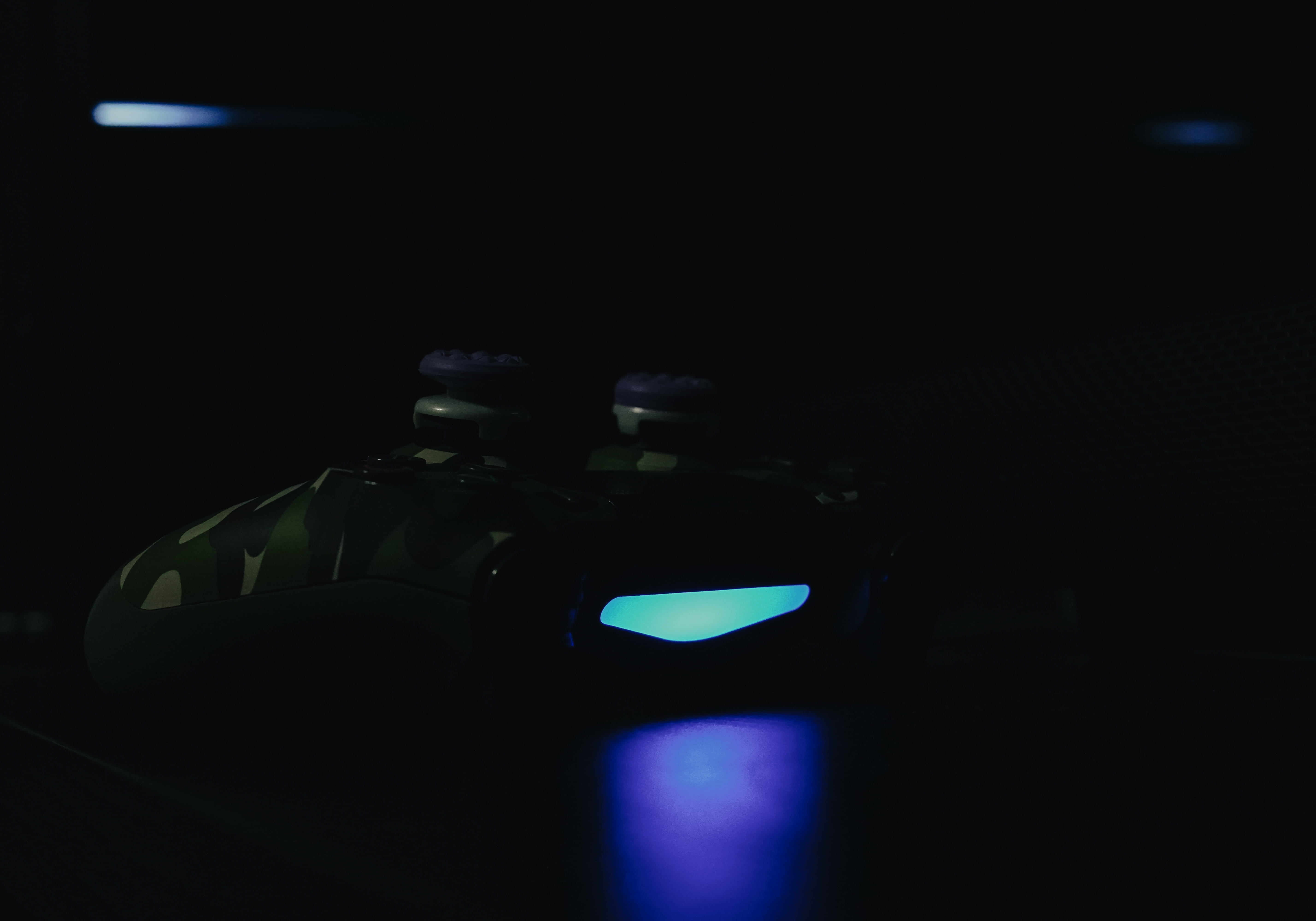 5K, lighting equipment, car, weapon, vehicle, motor vehicle, mode of transportation, indoors, LED, copy space, PS4, Controller, halo, sign, men, technology, HD Wallpaper