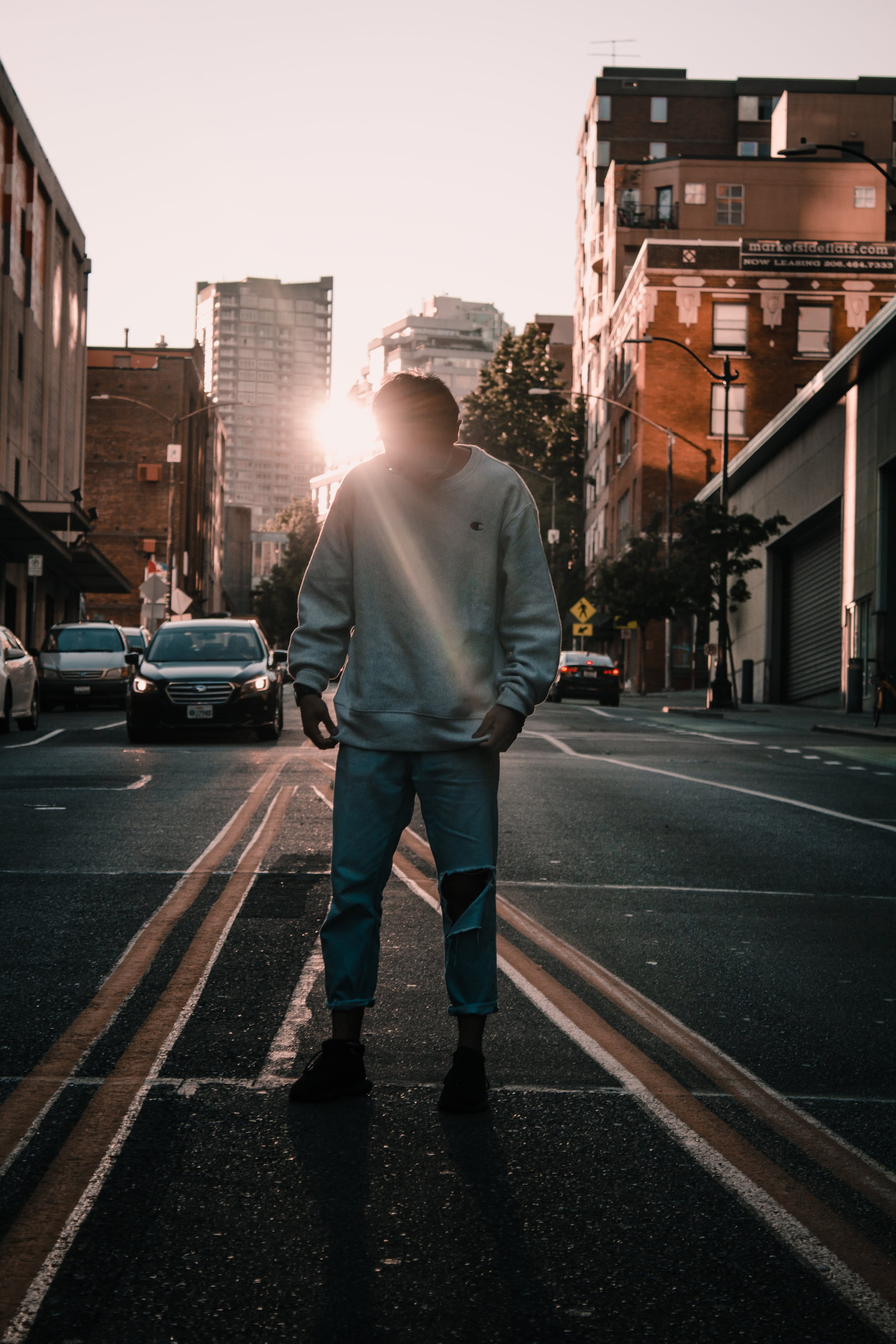lane, person, one person, sweater, traffic, road, vehicles, Downtown Seattle, denim, street photography, nature, gray, lens flare, cars, man, sunlight, Phone HD Wallpaper