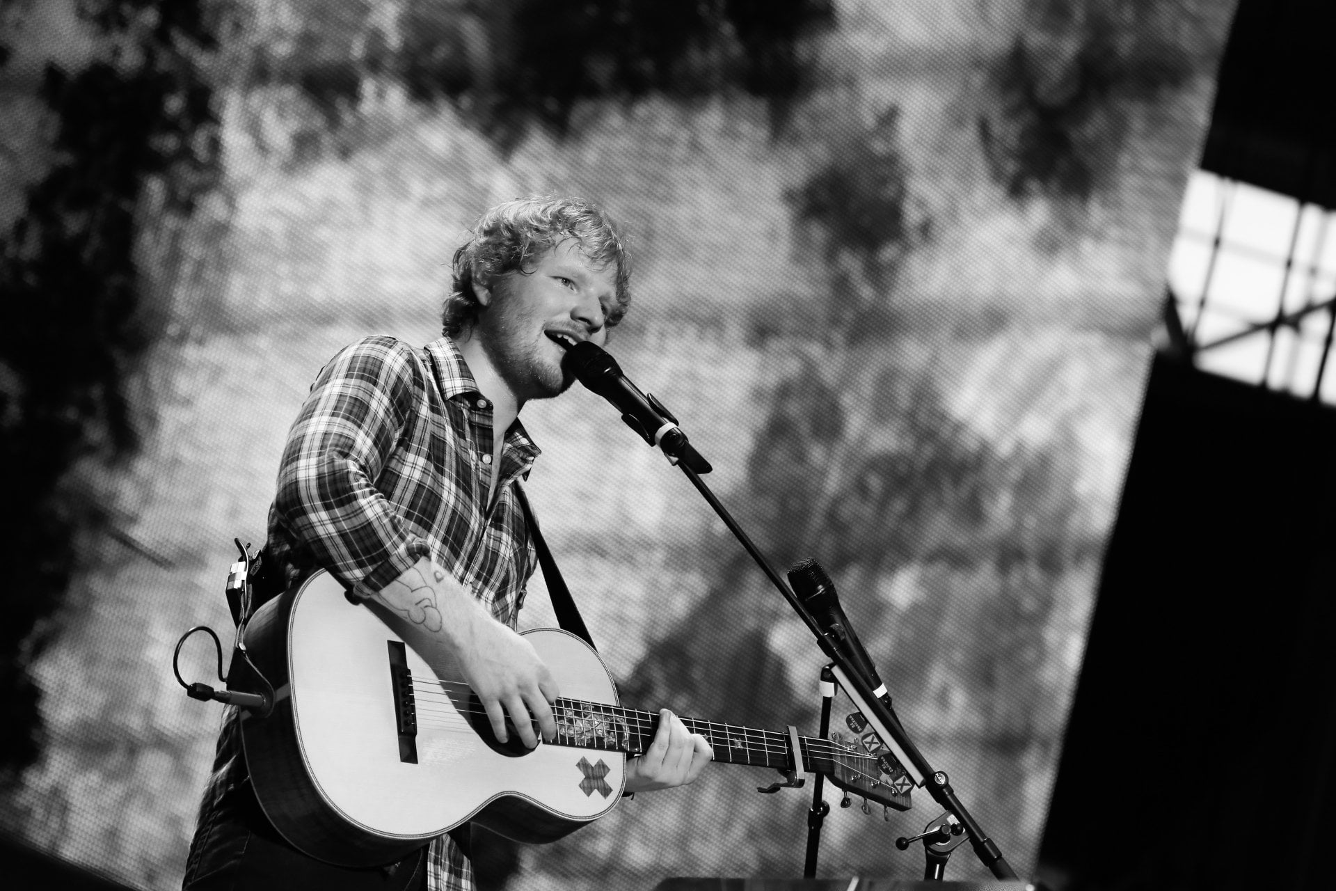 input device, men, real people, casual clothing, string instrument, musical instrument, Black and White, holding, English, 1080P, rock music, artist, HD Wallpaper
