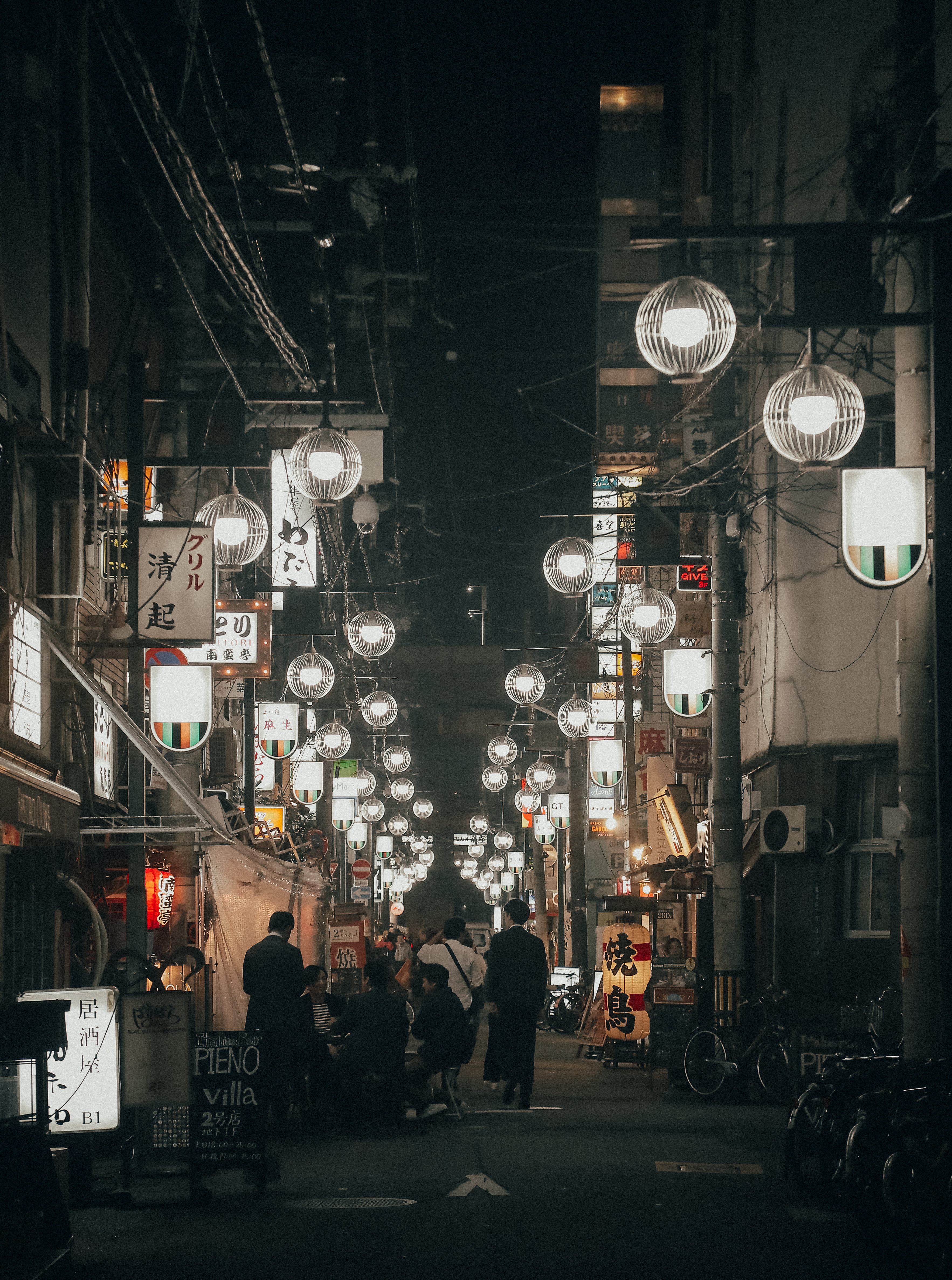 light, men, mode of transportation, night, lifestyles, betweein, clock, people, built structure, lighting equipment, cityscape, market, travel, group of people, Phone HD Wallpaper
