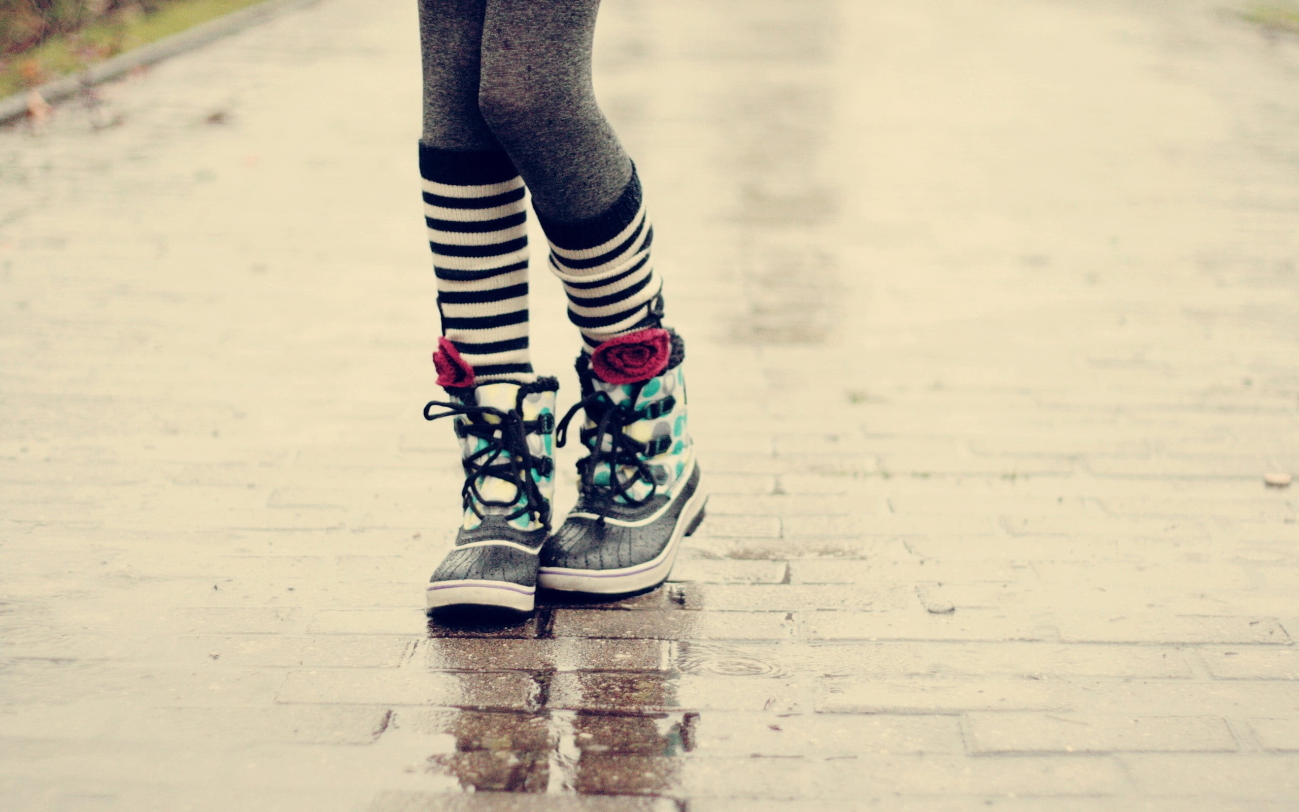 fashion, human limb, winter, roller Skating, action, gray, healthy Lifestyle, copy Space, adult, standing, body part, day, walk, low section, teenager, HD Wallpaper