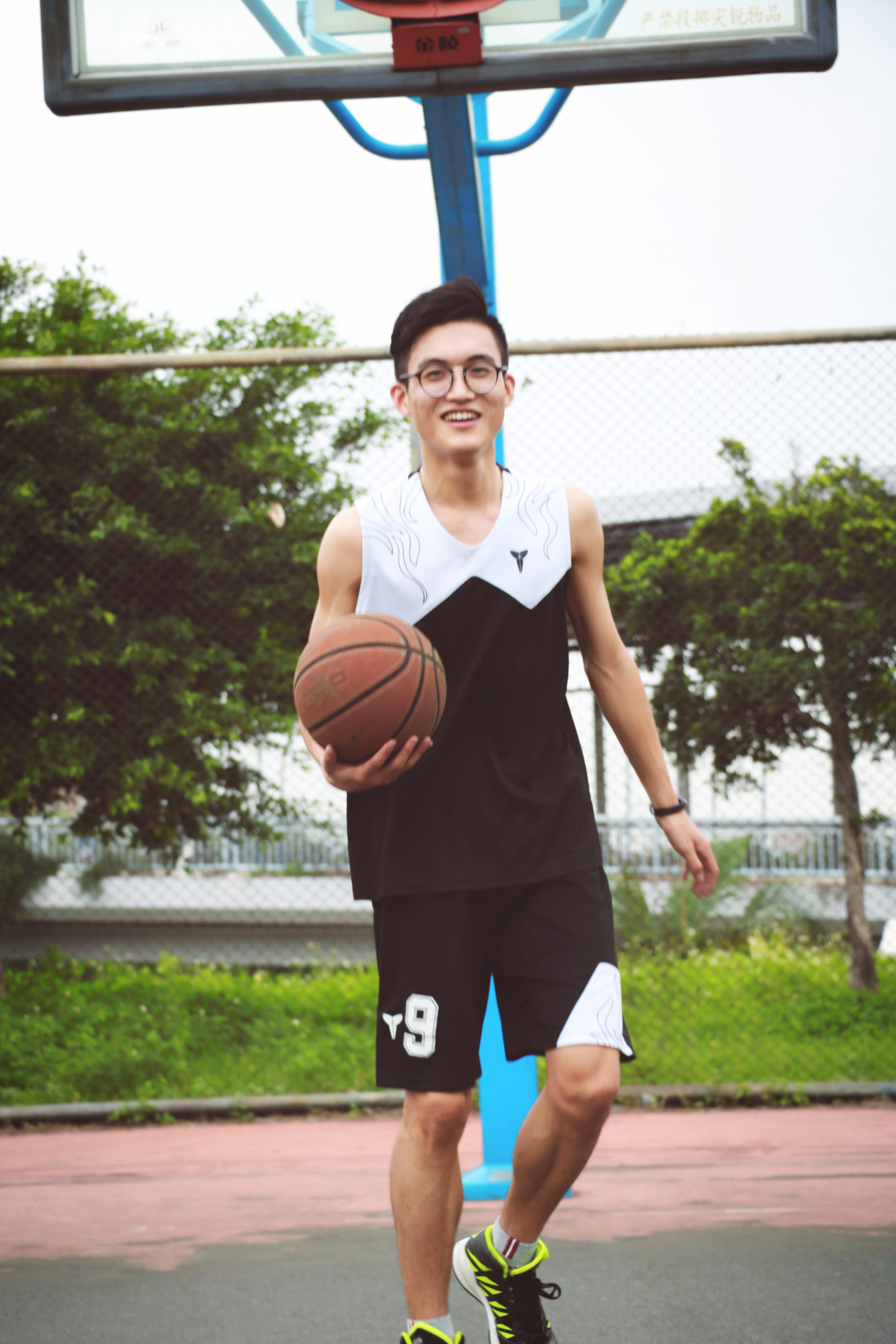 basketball - ball, portray, basketball - sport, sports clothing, teenage boys, outdoors, one person, athlete, 4K, basketball, china, teenager, guangzhou shi, Phone HD Wallpaper