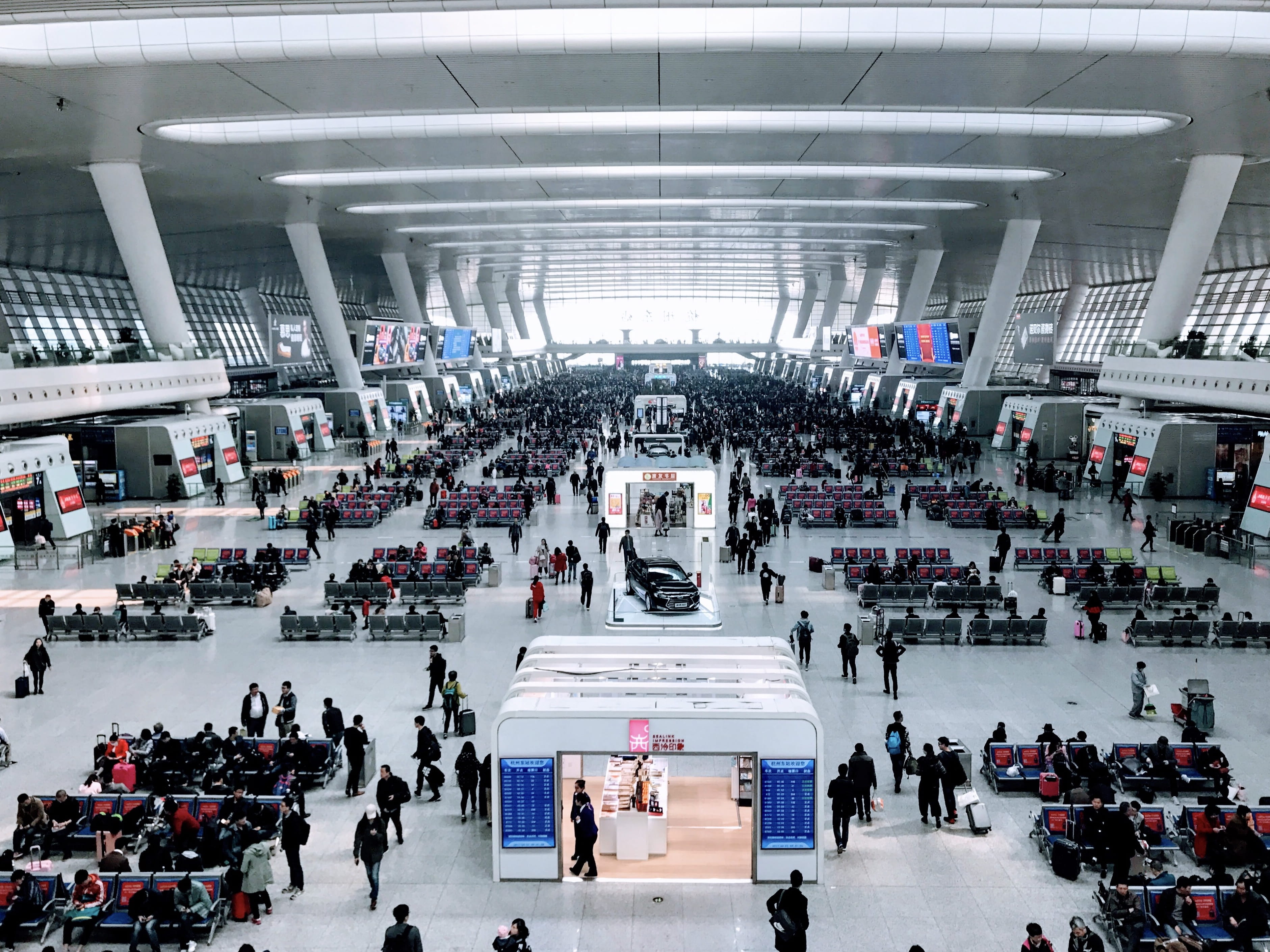 airport terminal, 2K, airport, architectural column, women, large group of people, travel destinations, railway station, walking, 288 xin feng lu, indoors, HD Wallpaper