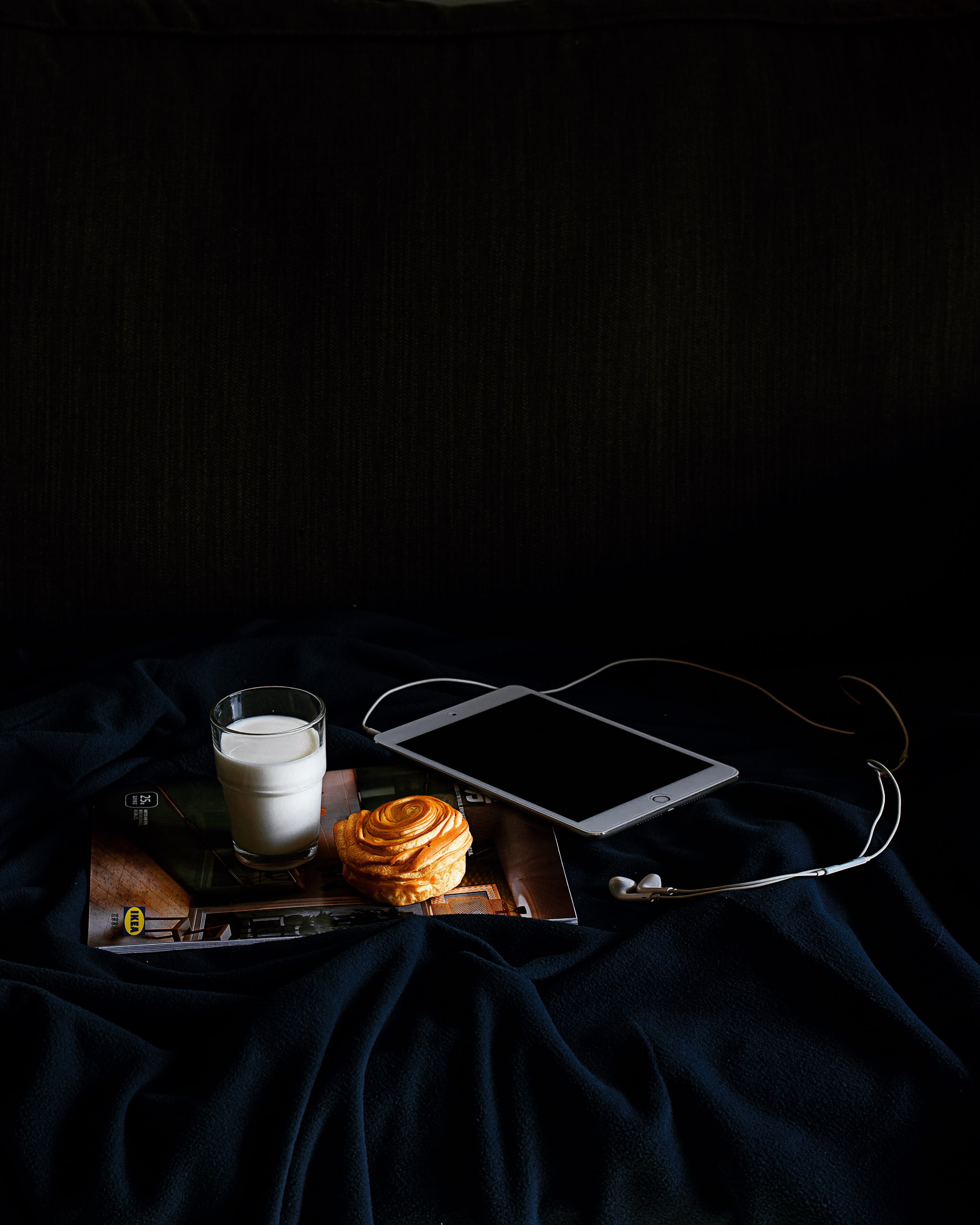 drink, dairy, food, dark, smoke pipe, ipad, alcohol, bread, glass, black background, coffee - drink, textile, freshness, 2K, guang gu yi lu, black, bed, Phone HD Wallpaper