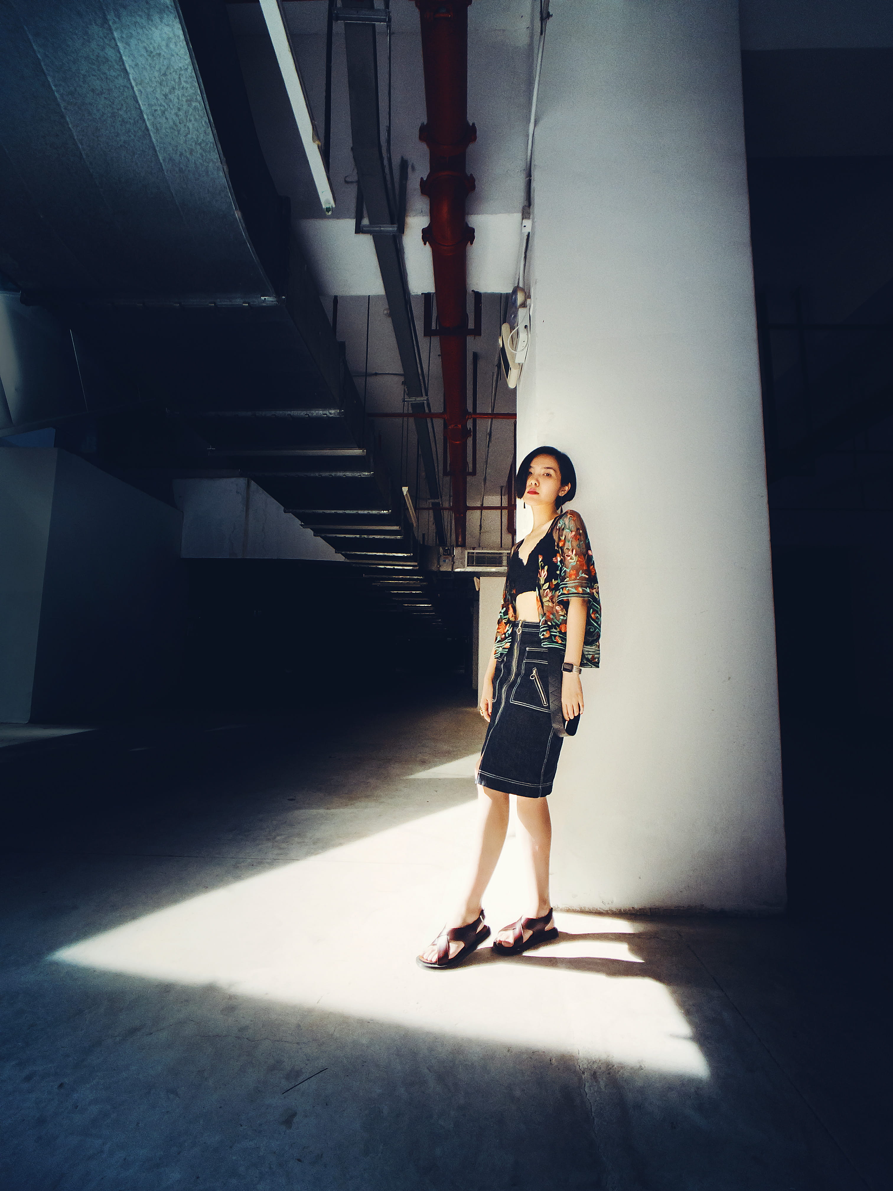architecture, indoors, casual clothing, one person, real people, model, cool, building, lifestyles, shenzhen shi, sunlight, transportation, the way forward, Phone HD Wallpaper