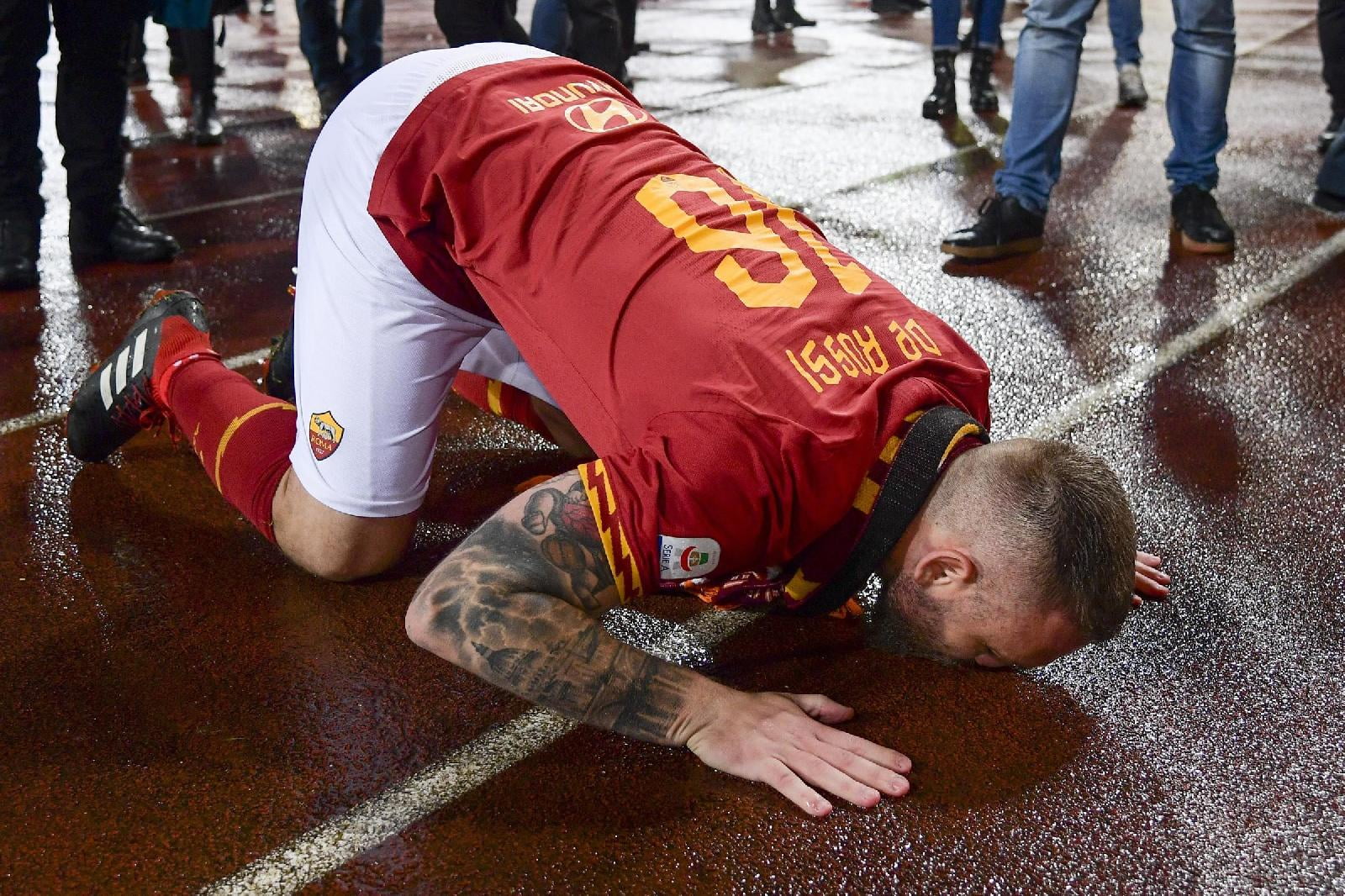 red, Football Player, Football, Curva Sud, DDR16, Serie A, football stadium, Rome, love, 720P, CUCS, AS Roma, ASR, Daniele De Rossi, last game, kissing, HD Wallpaper