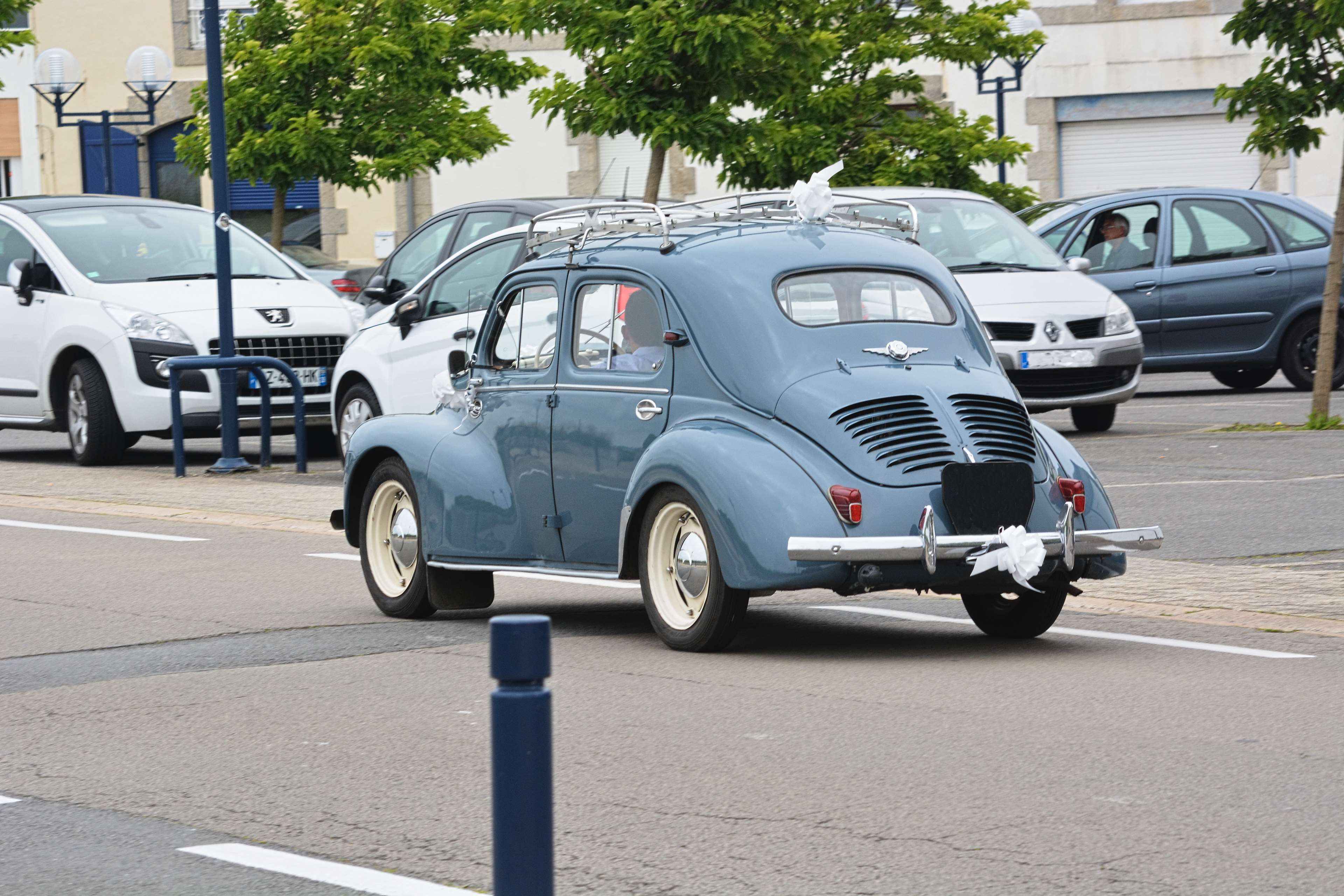 voiture de collection, car, 4K, motor vehicle, tree, parking, architecture, land vehicle, vehicule, mode of transportation, auto, city, plant, renault 4 cv, HD Wallpaper