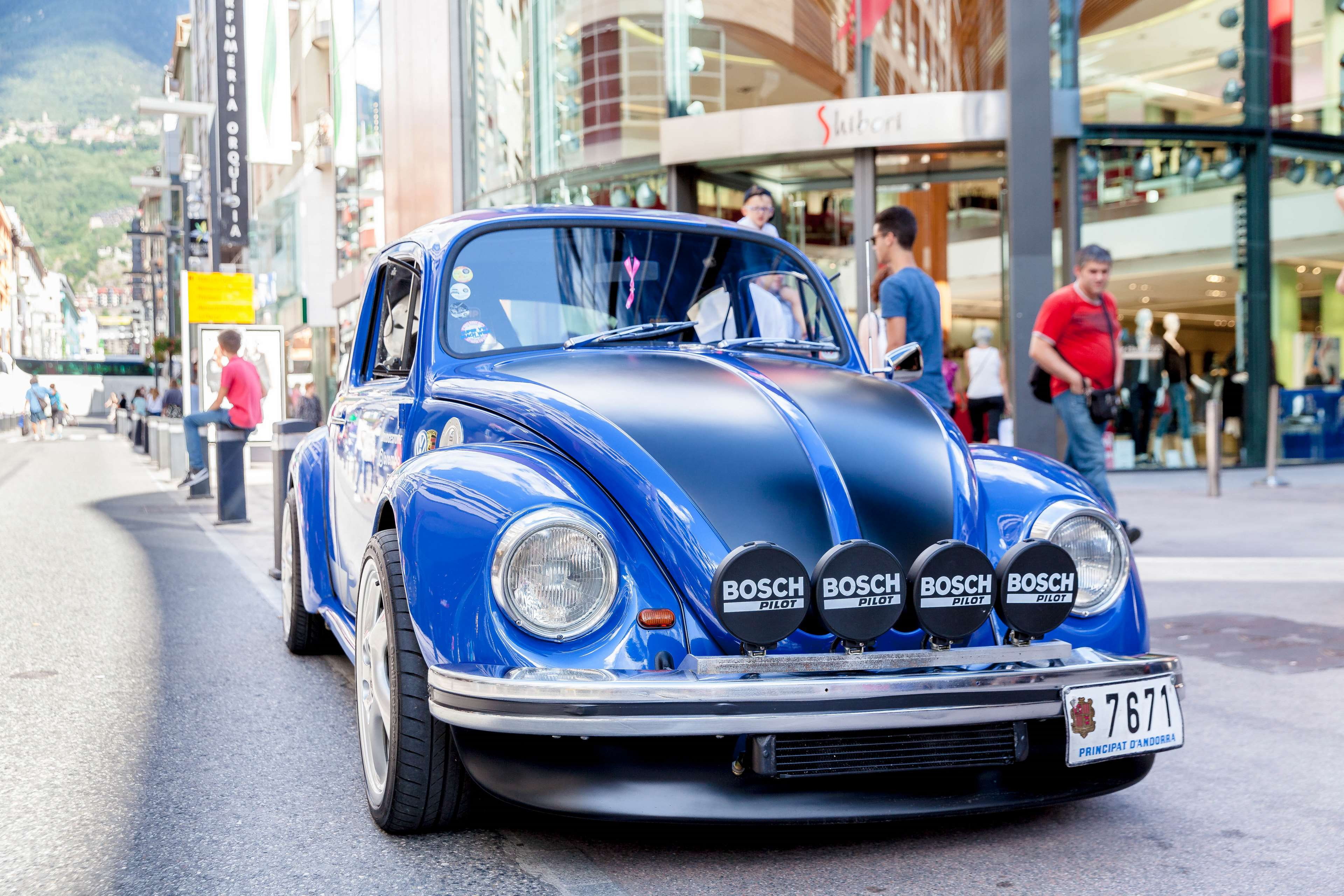 incidental people, voiture, city life, vintage, cox, real people, day, vw, outdoors, old, street, women, beetle, mode of transportation, 4K, transportation, HD Wallpaper