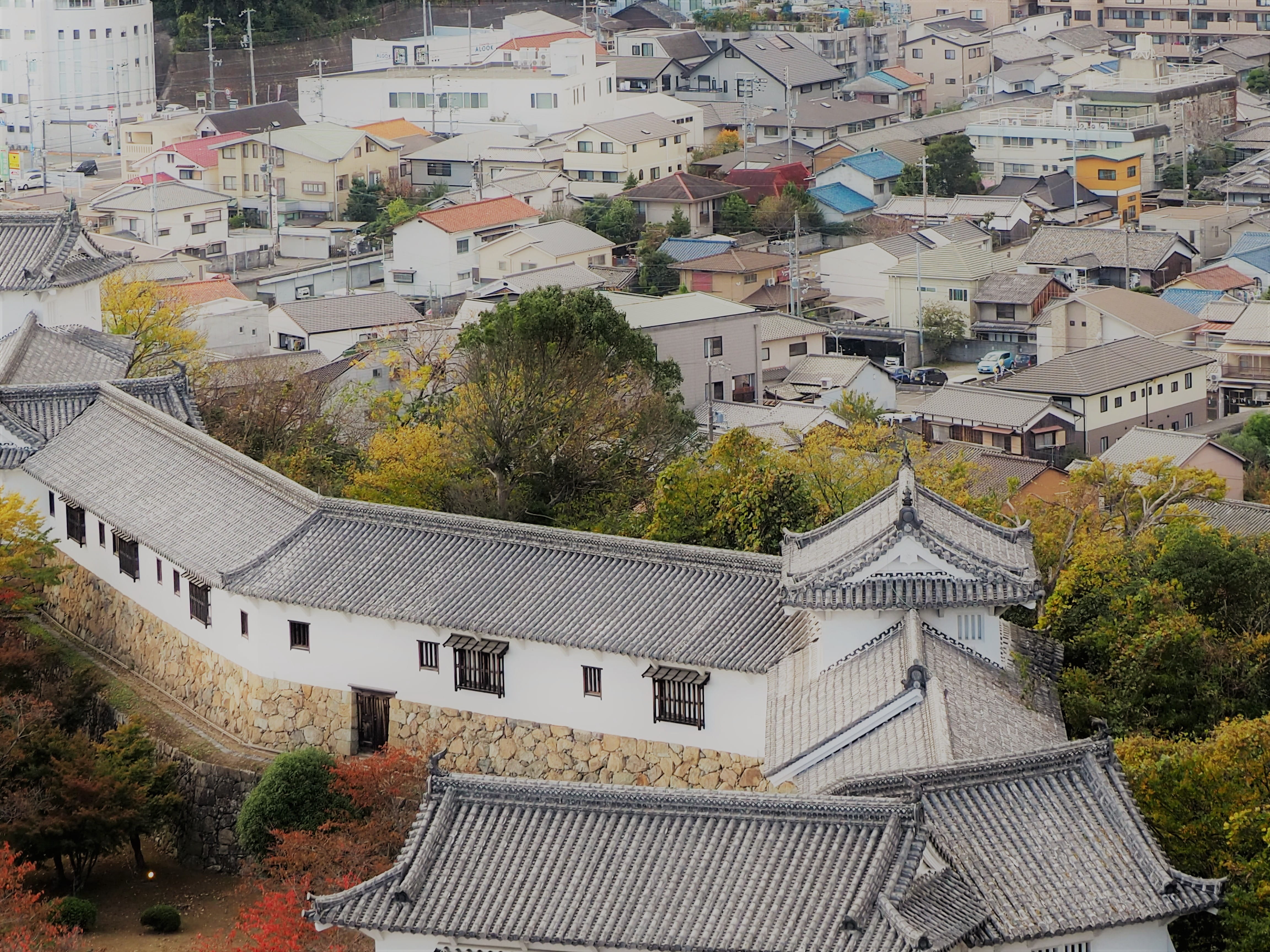 roof, japan, day, himeji, castle, building, 4K, roof tile, house, residential district, built structure, high angle view, outdoors, no people, building exterior, HD Wallpaper