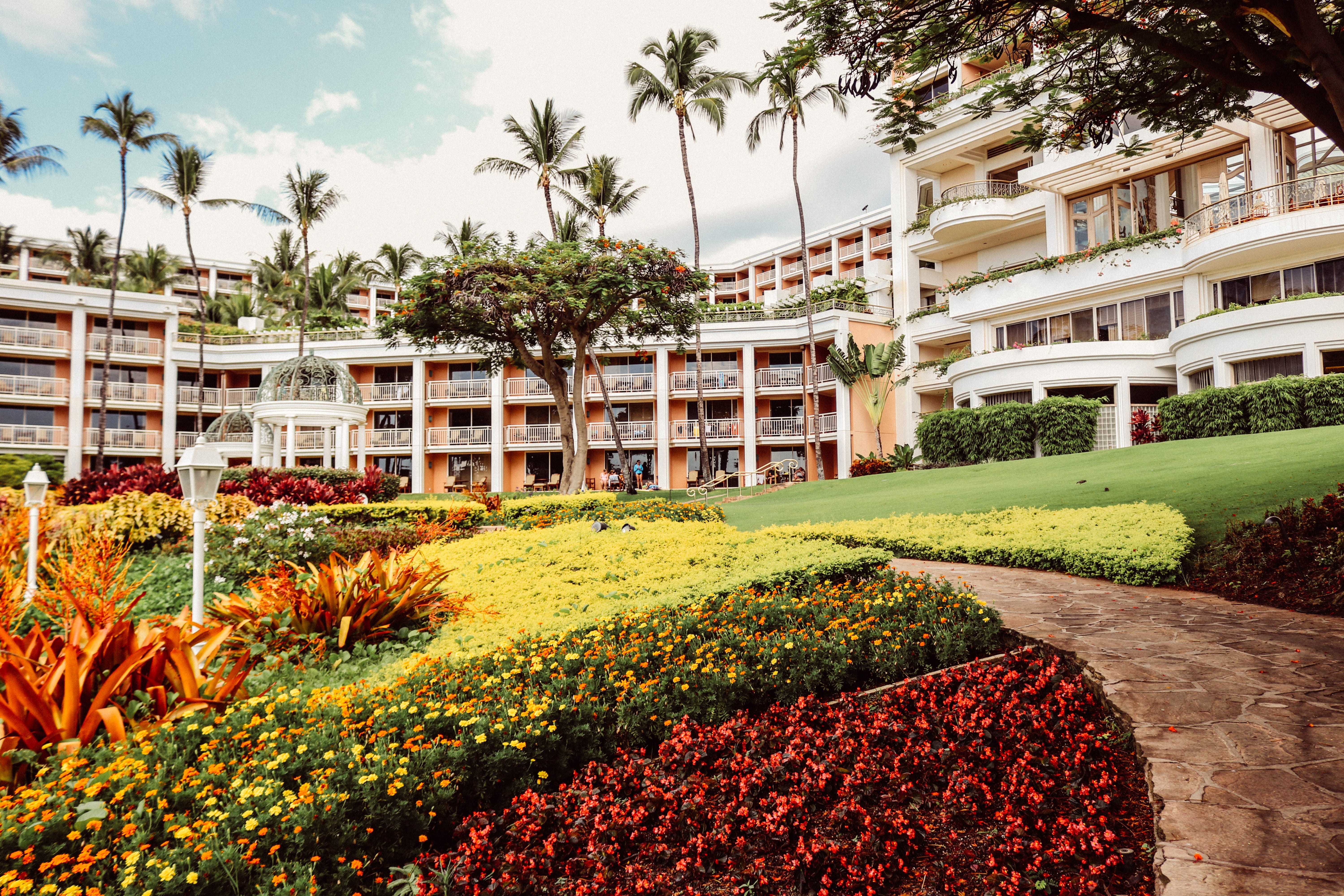 summer, near, no people, travel, apartment, red, tree, buildings, flowerbed, plant, residential, daytime, vacation, landscape, building, white, flower, HD Wallpaper