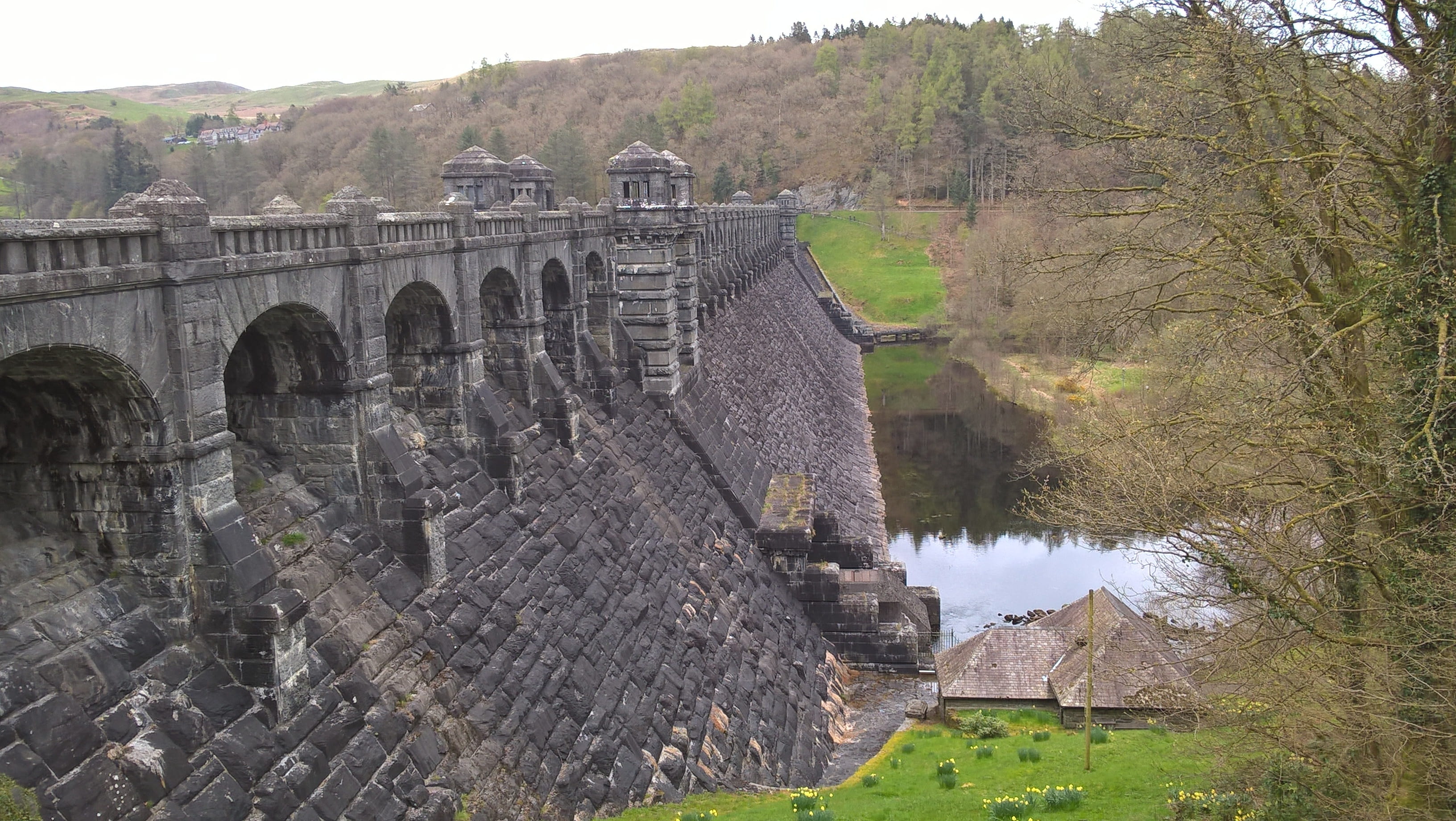 building exterior, travel, water, uk, river, arch, dam, tree, history, old ruin, valley, tower, the past, plant, engineering, Reservoir, ancient, outdoors, HD Wallpaper