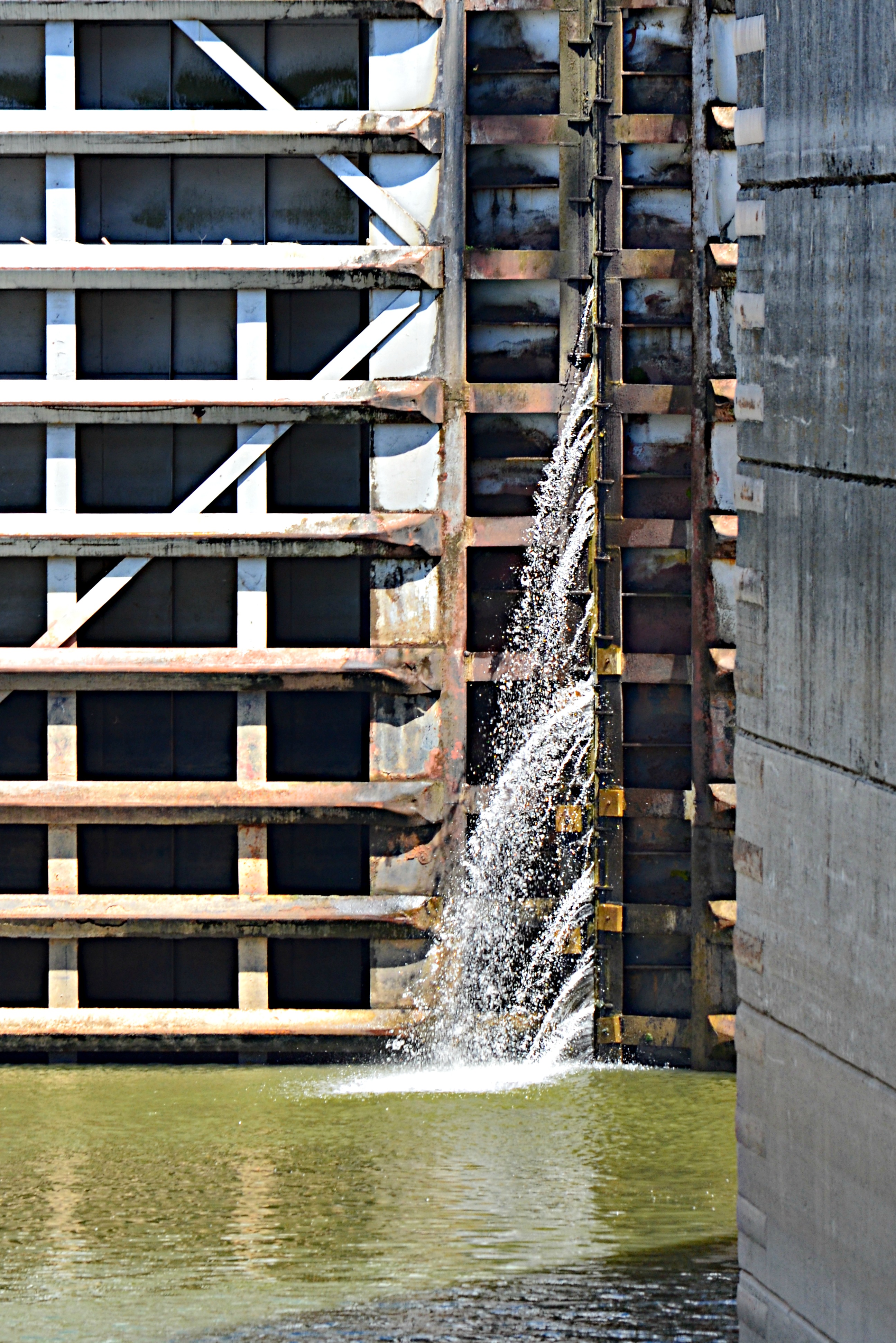 gate, old hickory lock and dam, pattern, waterway, metal, no people, splashing, lock, 4K, building exterior, river, day, architecture, nature, wood - material, Phone HD Wallpaper
