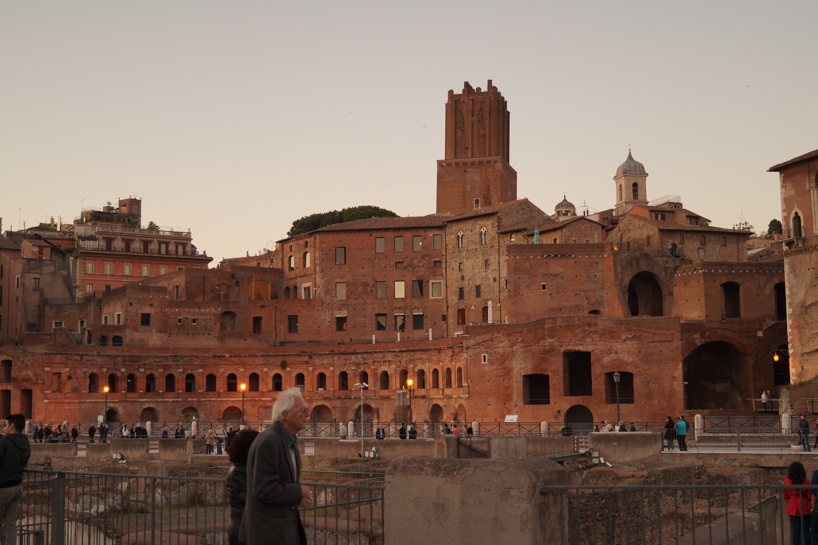 real people, tourists in rome, travel, the past, history, adult, ancient civilization, tourism, travel destinations, 2K, nature, incidental people, ancient, HD Wallpaper