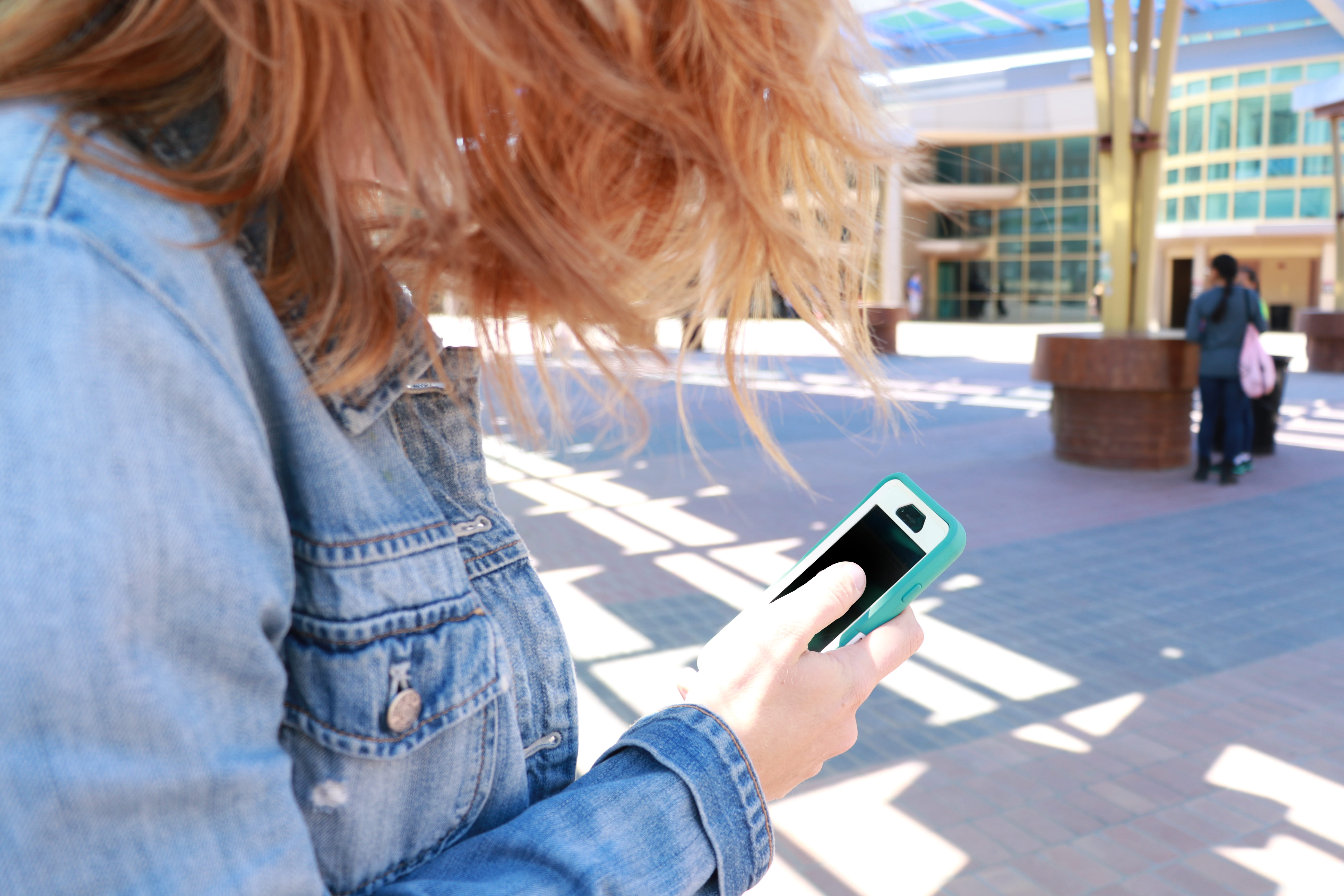 thumb, lifestyles, app template, template, holding, focus on foreground, scrolling, downtown plaza, text messages, smartphone, website, framework, hair, HD Wallpaper