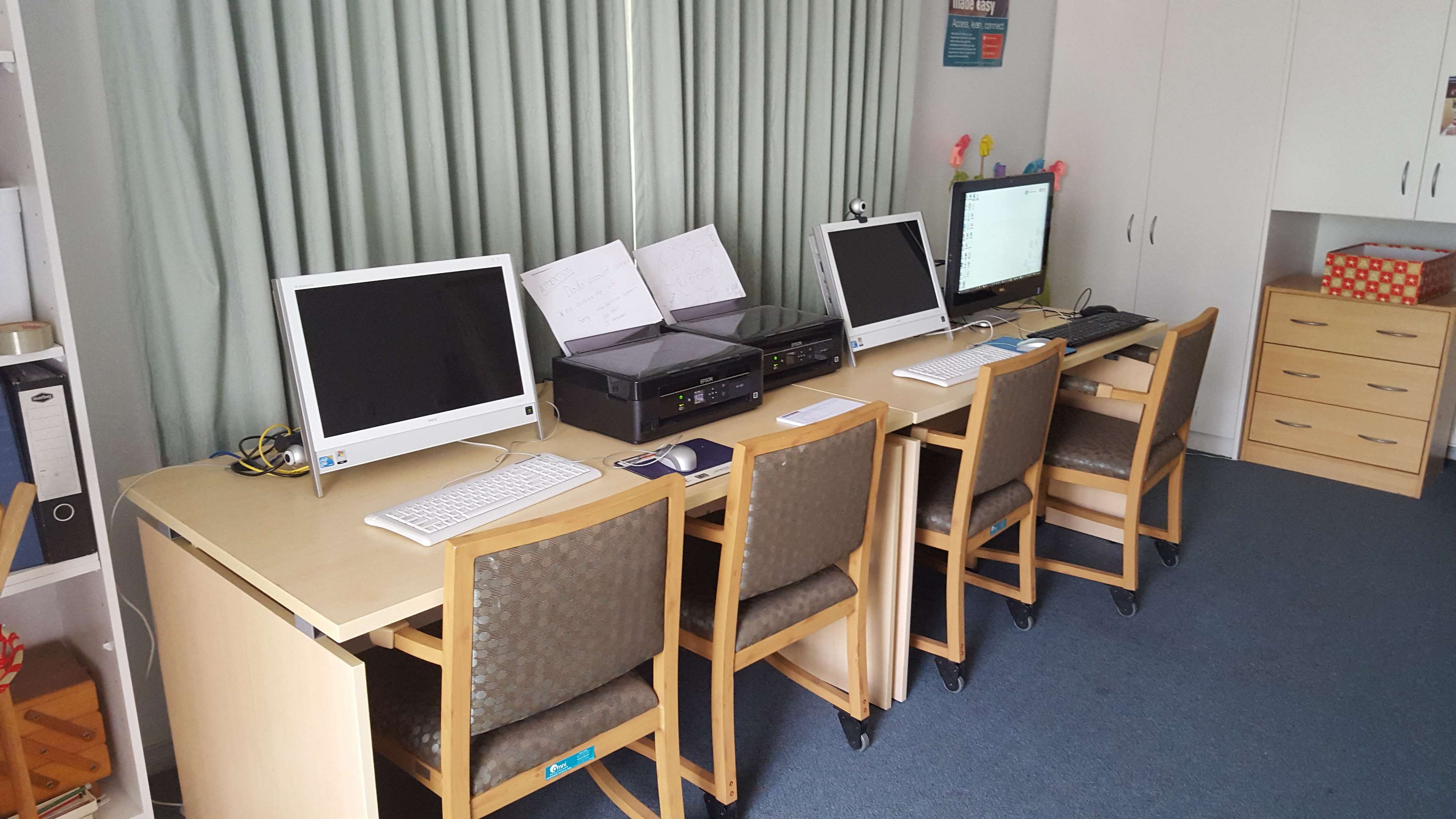 modern, 4K, desktop pc, kiosk, wireless technology, technology, computer monitor, connection, senior, home office, no people, indoors, chair, desk, computer, HD Wallpaper