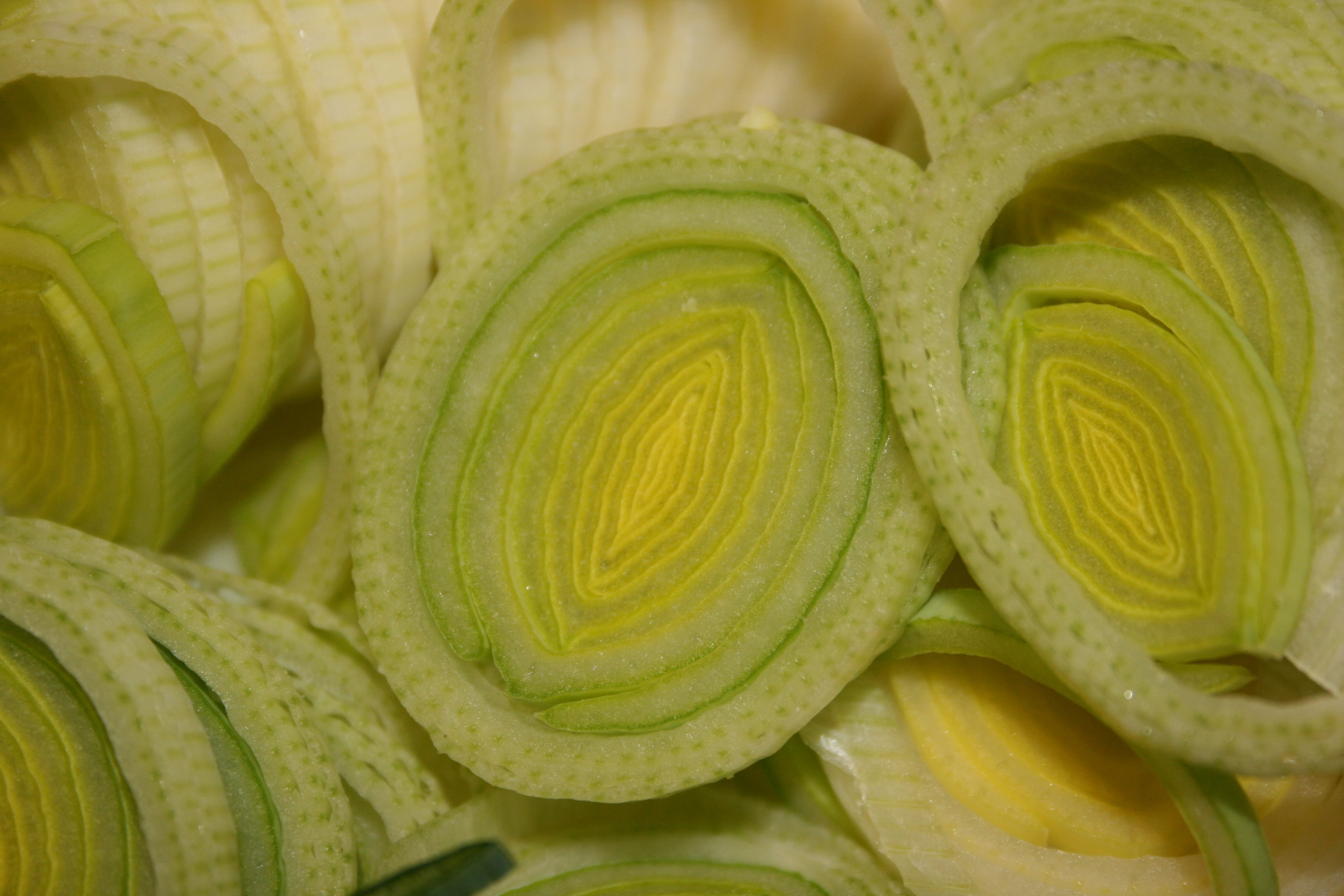 group of objects, pattern, cook, leek, no people, vegetable, for sale, food, eat, broadband leek, 4K, still life, wellbeing, indoors, welsch onion, full frame, HD Wallpaper