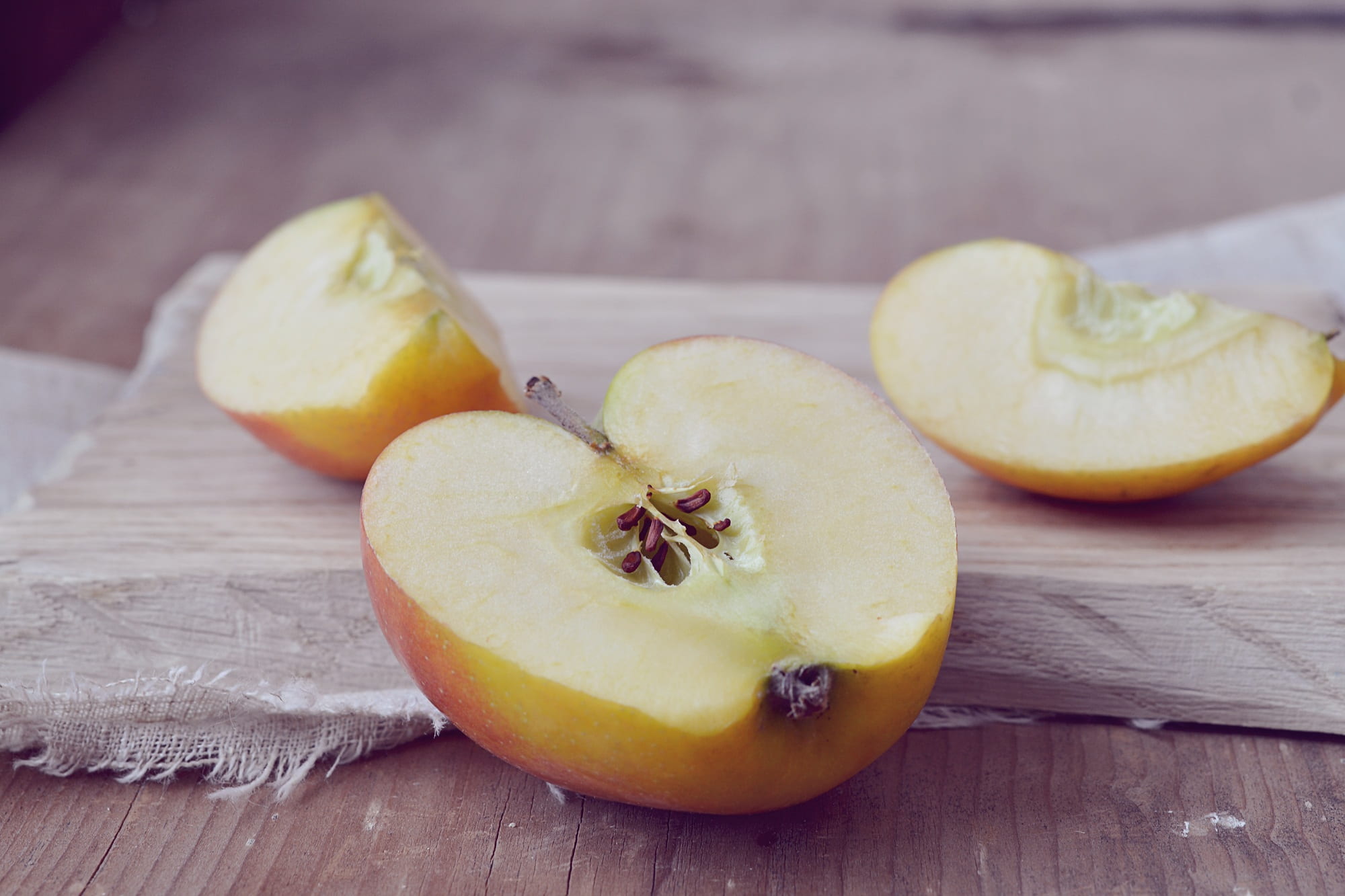 frisch, wooden board, fo, freshness, no people, table, healthy, nutrition, bio, slice, 1080P, juicy, close-up, country life, sliced apple, cut, organic, HD Wallpaper