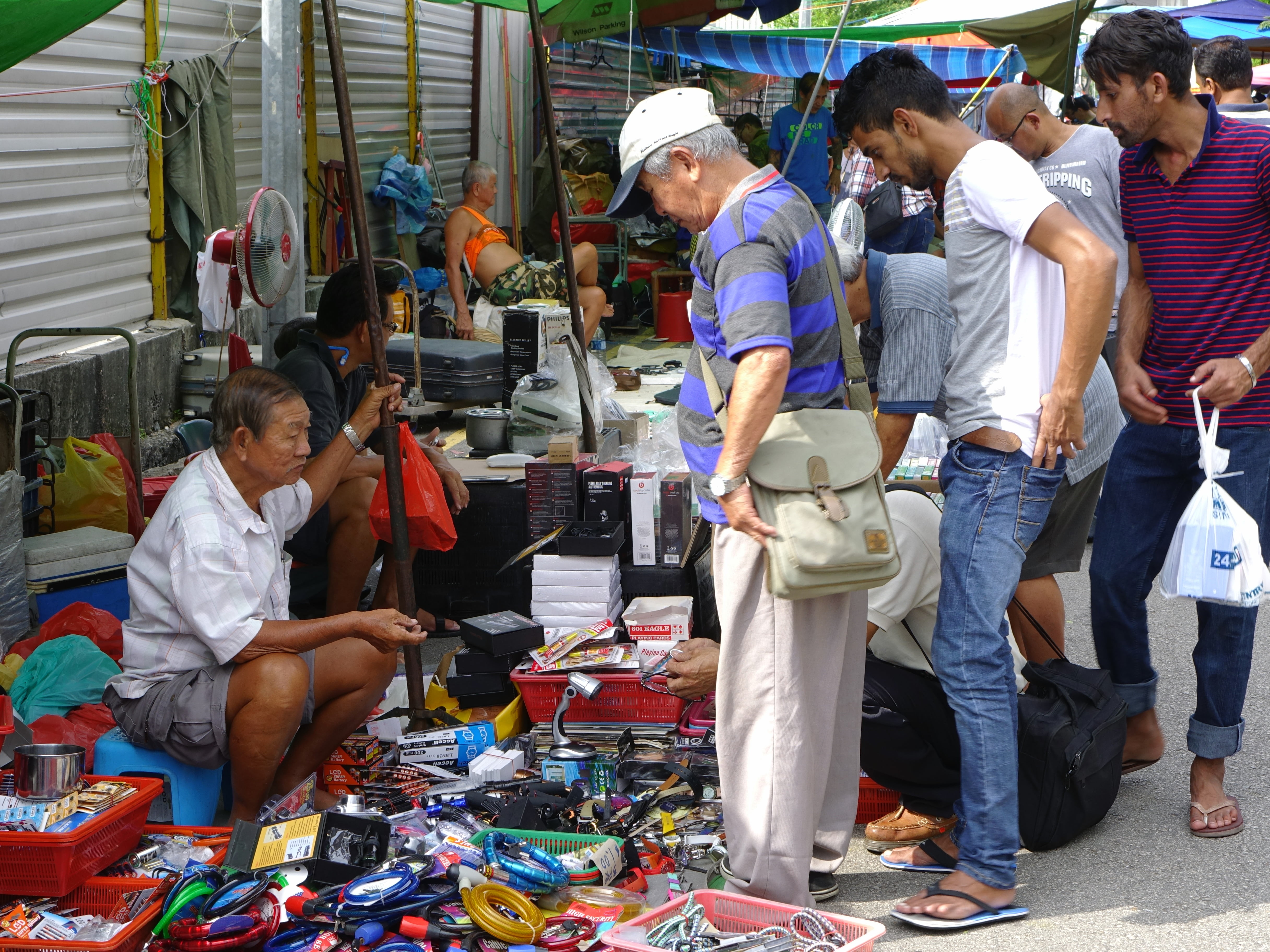 selling, adult, flea market, men, group of people, objects, medium group of people, real people, crowd, women, equipments, day, casual clothing, vintage, HD Wallpaper