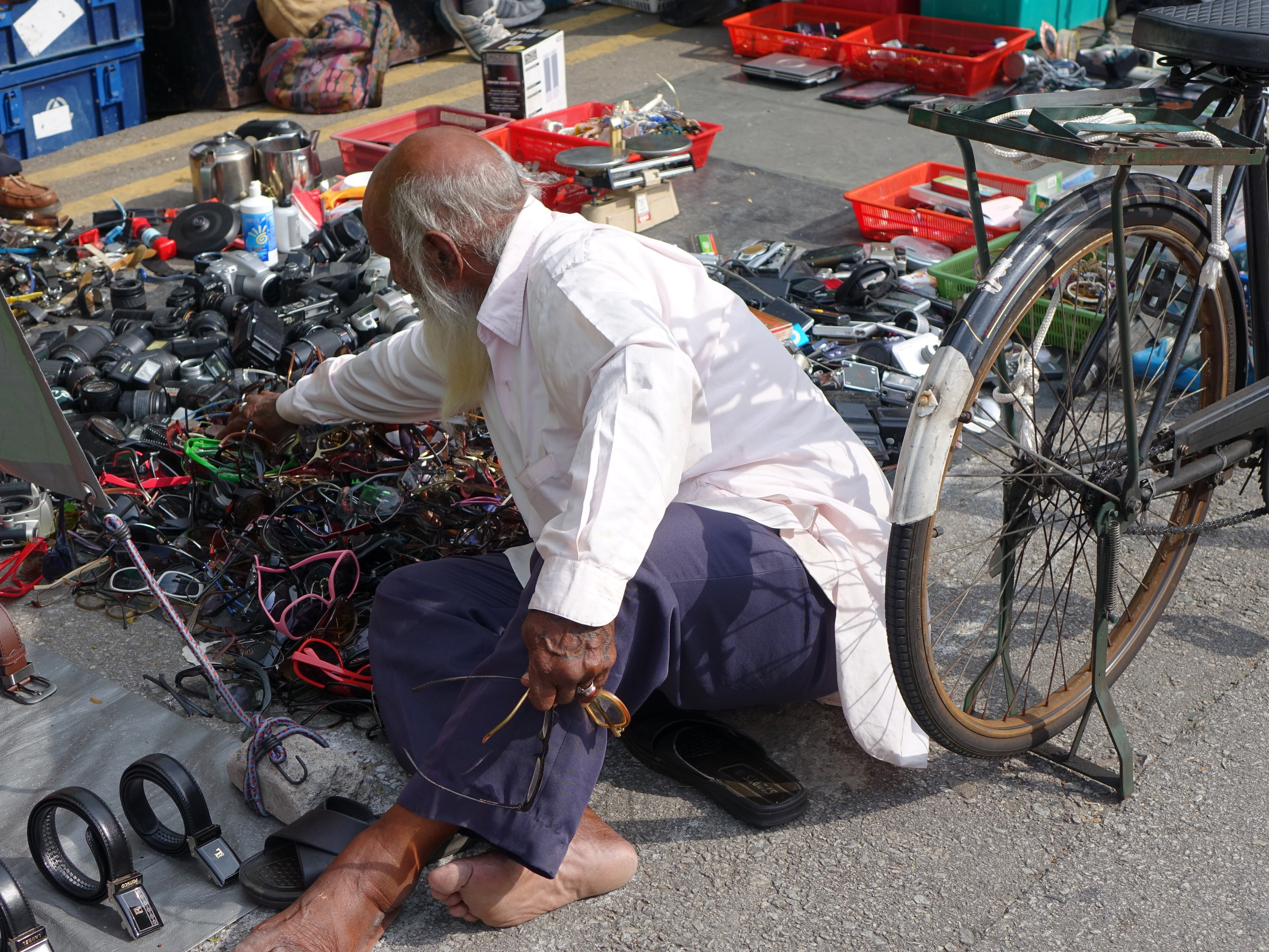 men, souvenir, antiques, 4K, collection, lifestyles, land vehicle, outdoor, wheel, casual clothing, spare parts, adult, day, leisure activity, market, HD Wallpaper