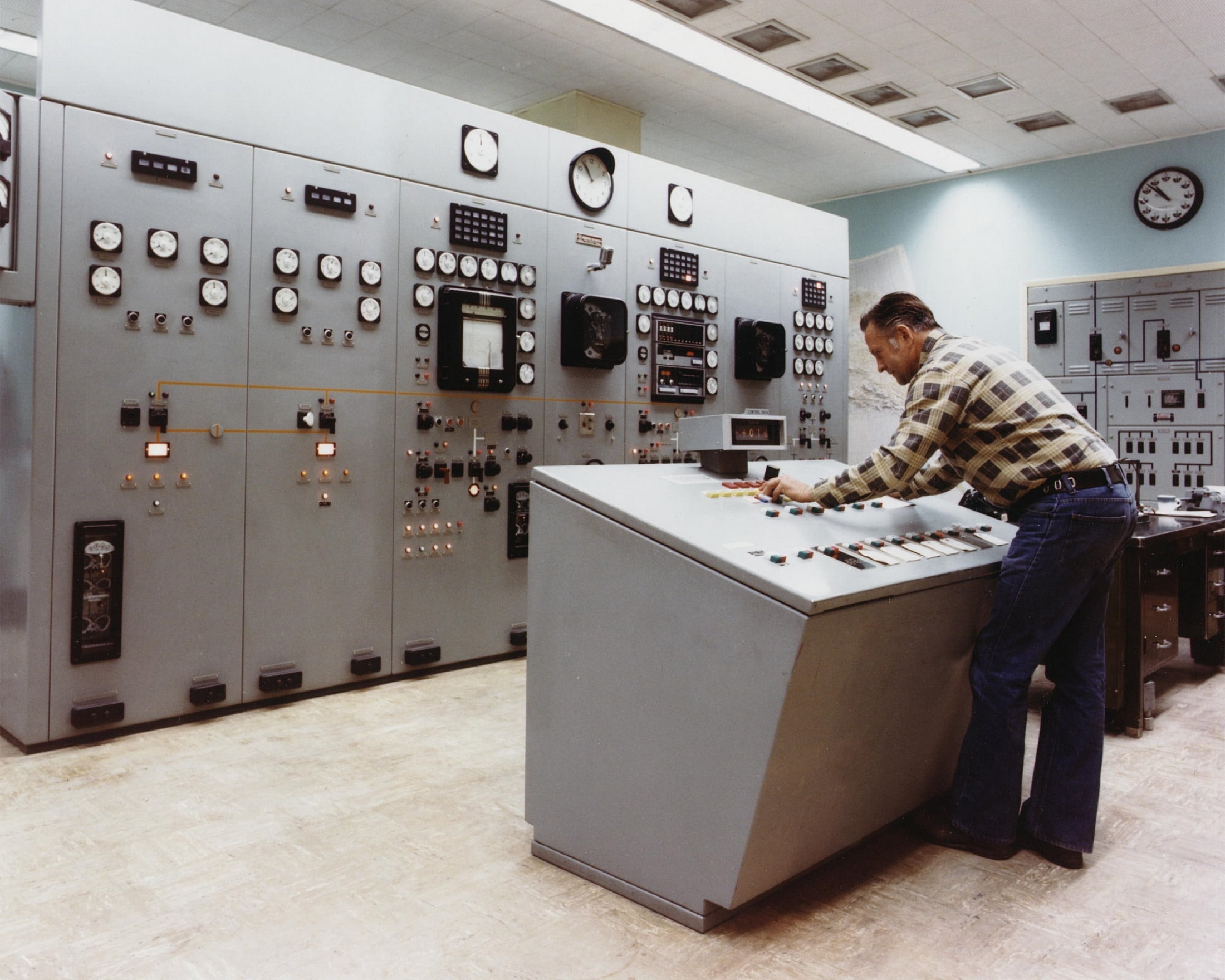 control panel, one person, real people, males, leisure activity, facility, operating, men, system, side view, 1080P, professional, energy, technology, HD Wallpaper