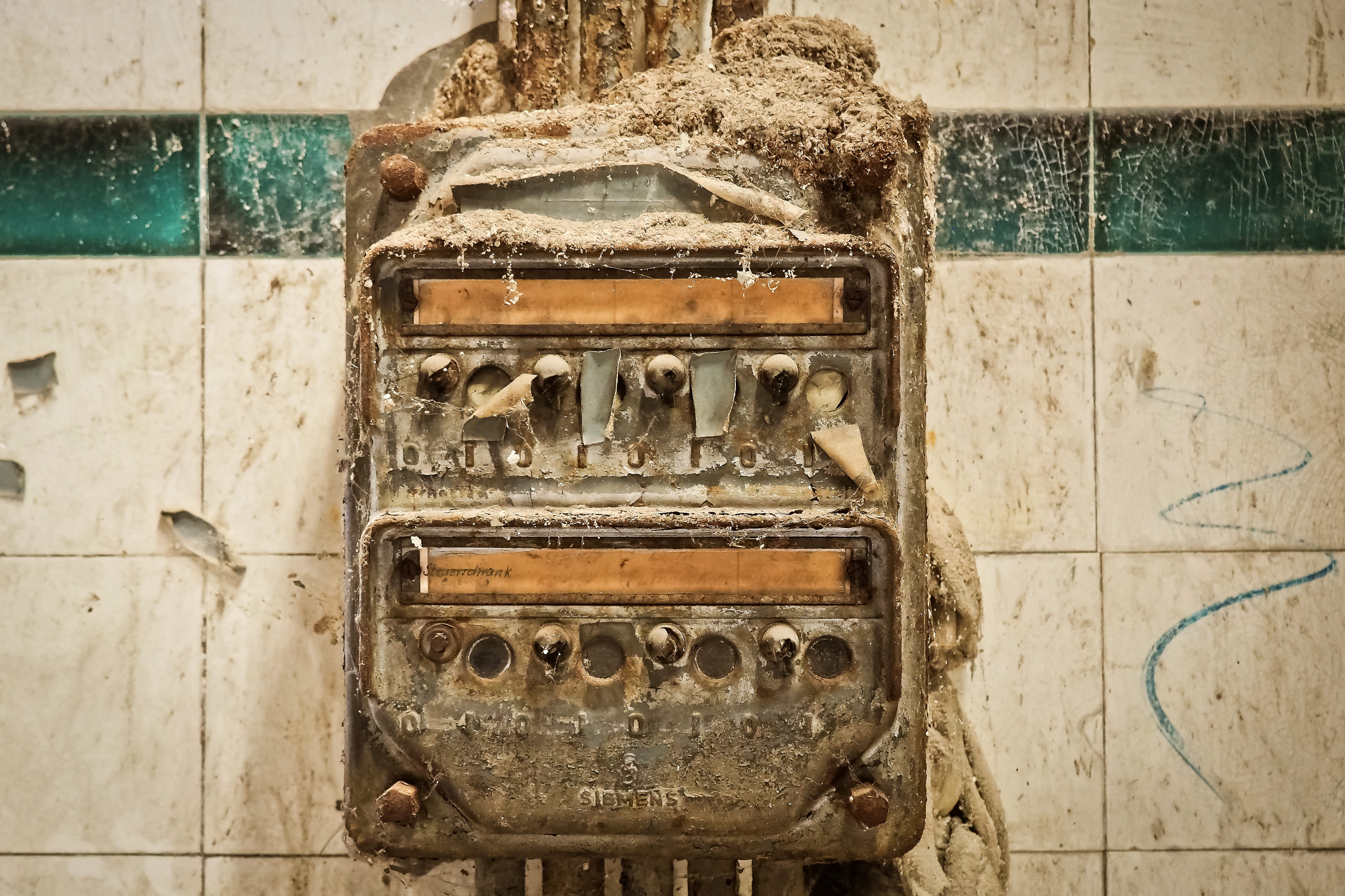 pattern, day, power supply, architecture, outdoors, rusty, metal, security, broken, no people, lost places, shabby, dilapidated, 4K, dirt, electricity, HD Wallpaper