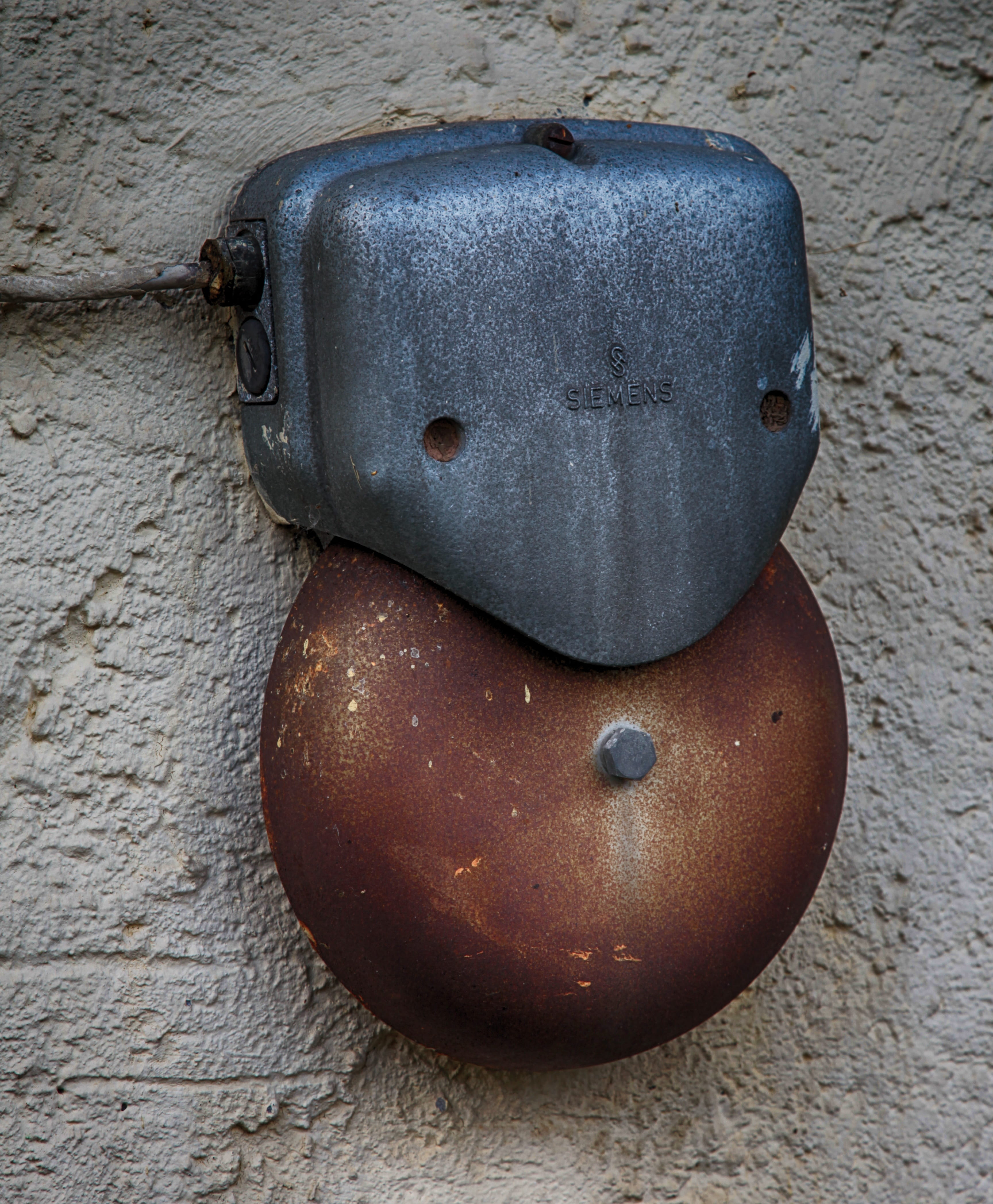 bimmeln, wall, close, metal, antique, built structure, table, wall - building feature, shape, nostalgia, day, close-up, still life, wood - material, clamp, Phone HD Wallpaper