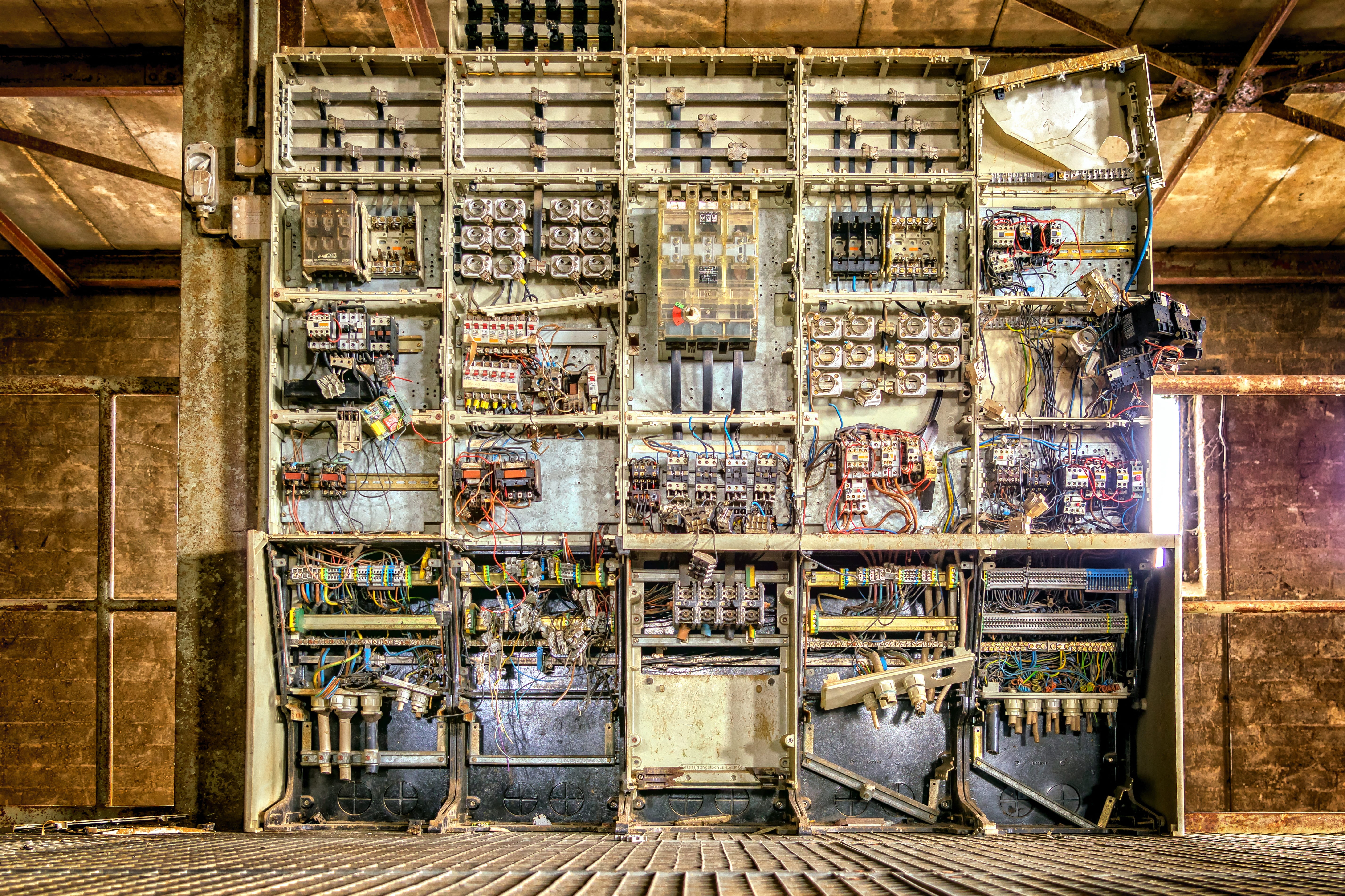 5K, broken, current, out of service, lost places, architecture, ailing, no people, elektrik, industry, defect, wall - building feature, large group of objects, HD Wallpaper