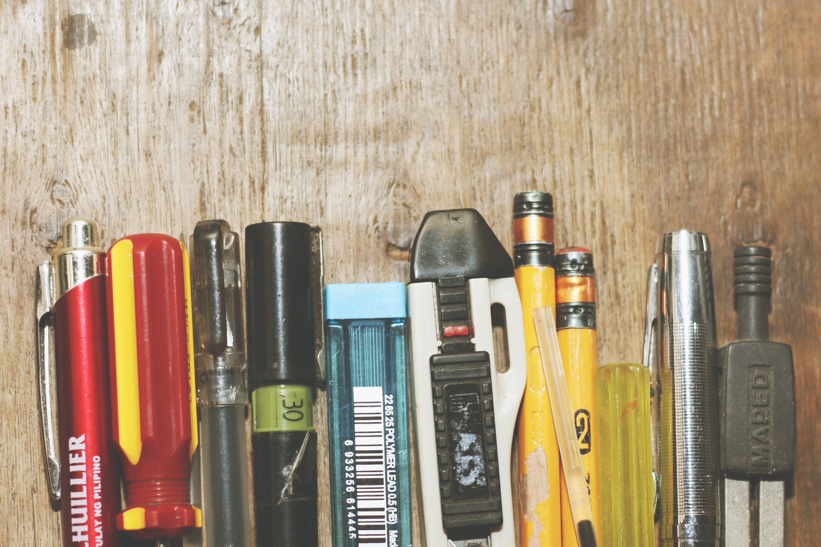 variation, table, tools, group, box cutter, wood - material, multi colored, pencil lead, container, indoors, arrangement, writing implements, x-acto, pens, HD Wallpaper