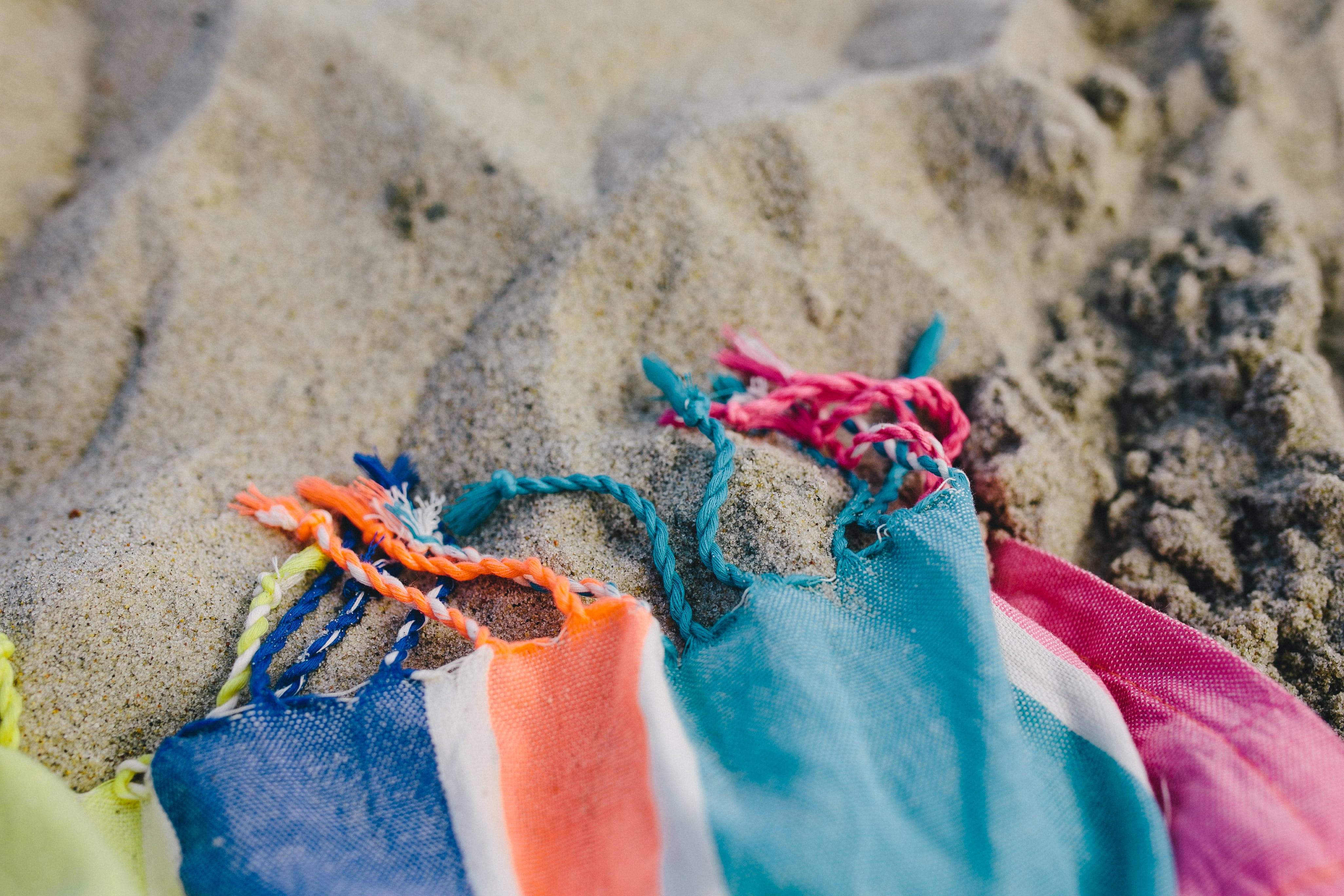human body part, rope, outdoors, blanket, selective focus, land, summer, multi Colored, no People, beach, 4K, day, nature, textile, together, sand, water, HD Wallpaper