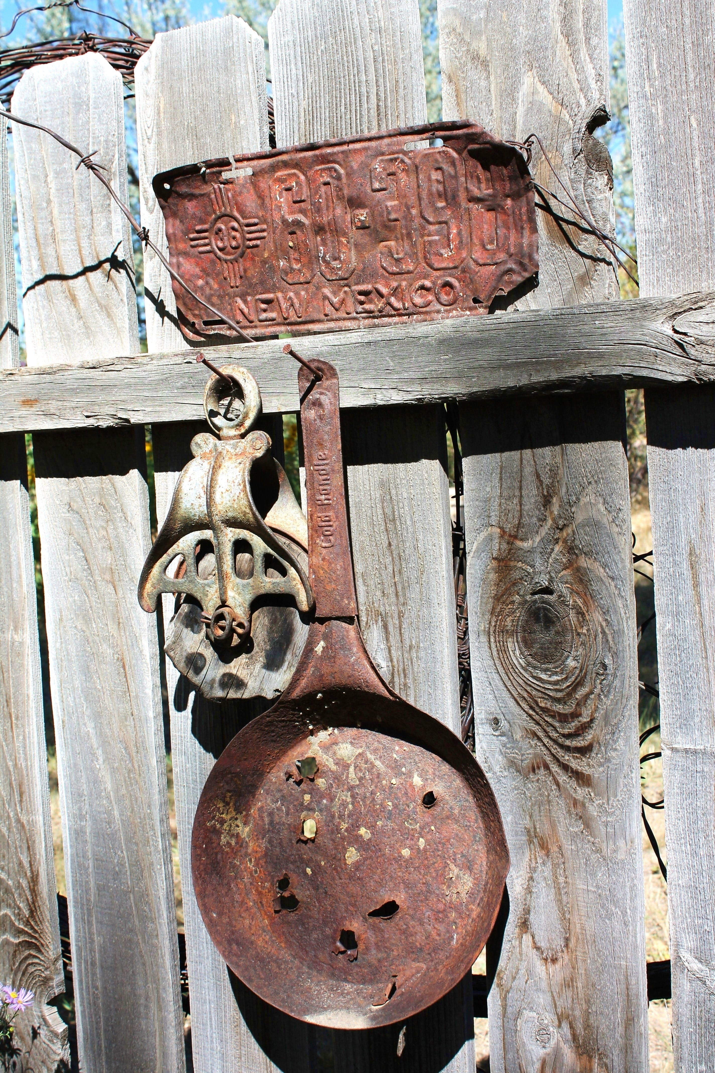 metal, texture, lock, hanging, wooden fence, recycled art, frying pan, summer, obsolete, craftsmanship, close-up, abandoned, exterior, vintage, rusty, antique, Phone HD Wallpaper