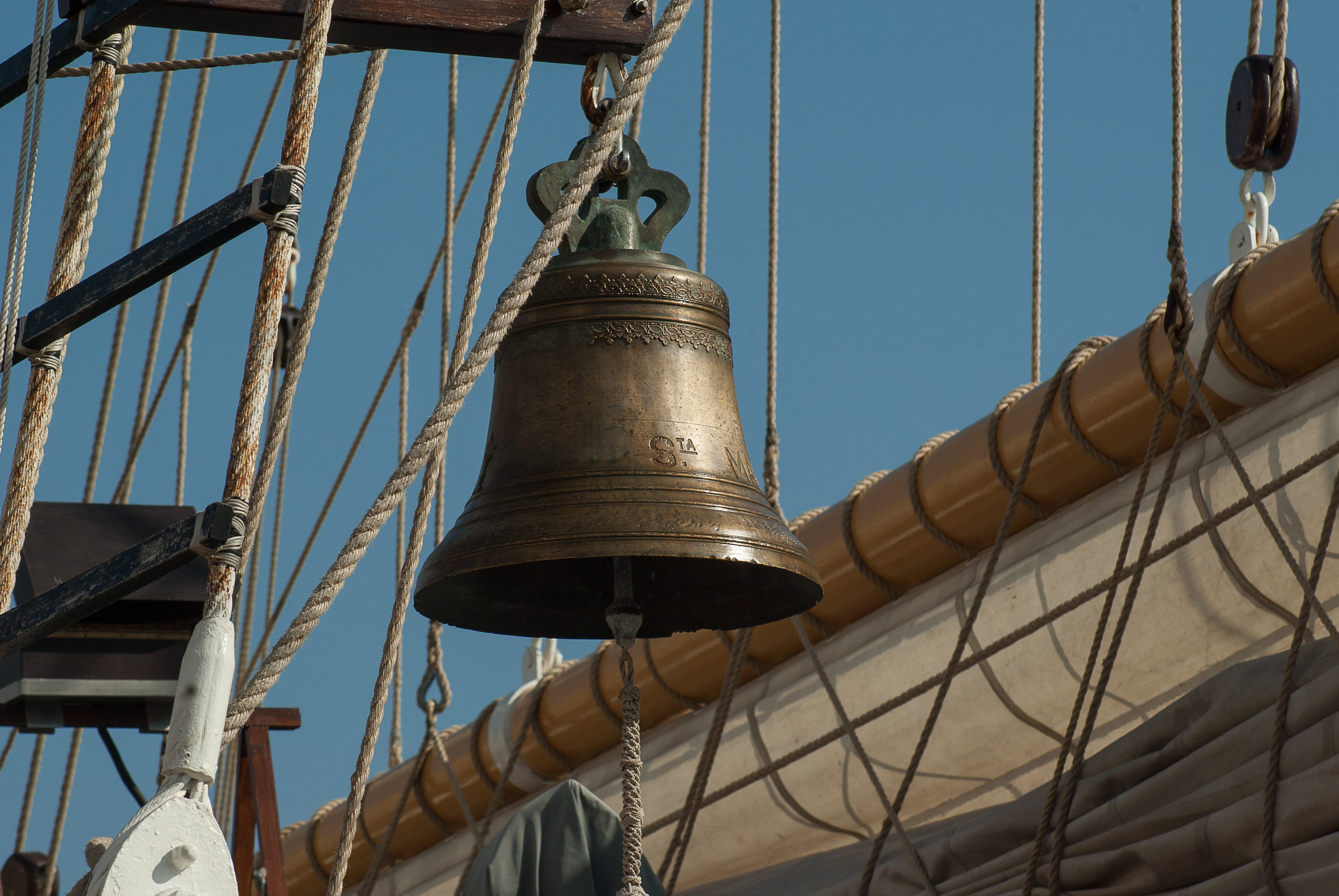 strings, hanged, rope, hanging, chain, boat, sailboat, bell, outdoors, brass, no people, rack, nautical vessel, metal, pulley, clear sky, low angle view, HD Wallpaper