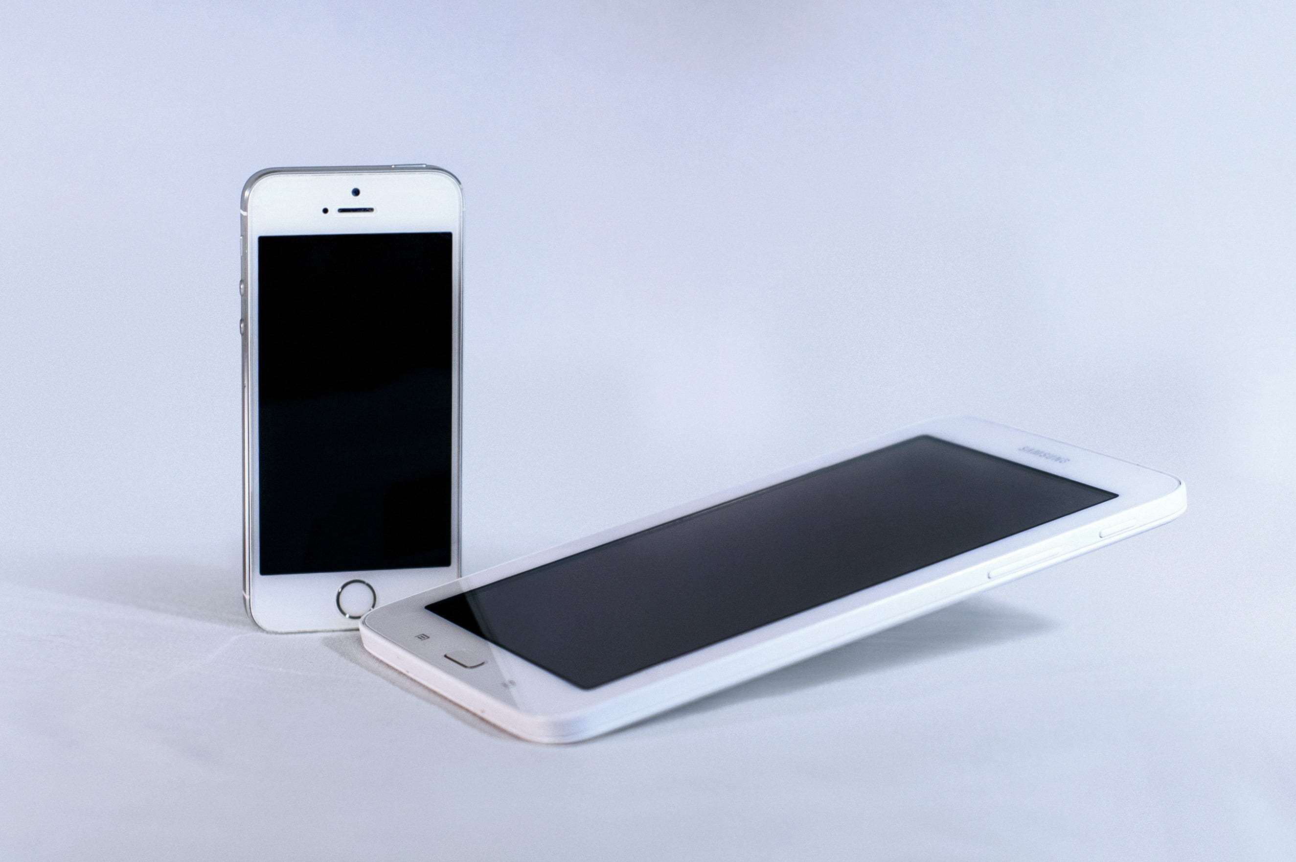 s, smart phone, connection, no people, cellphone, technology, mobile, studio shot, 2K, computer network, white, digital, silver, product, communication, HD Wallpaper