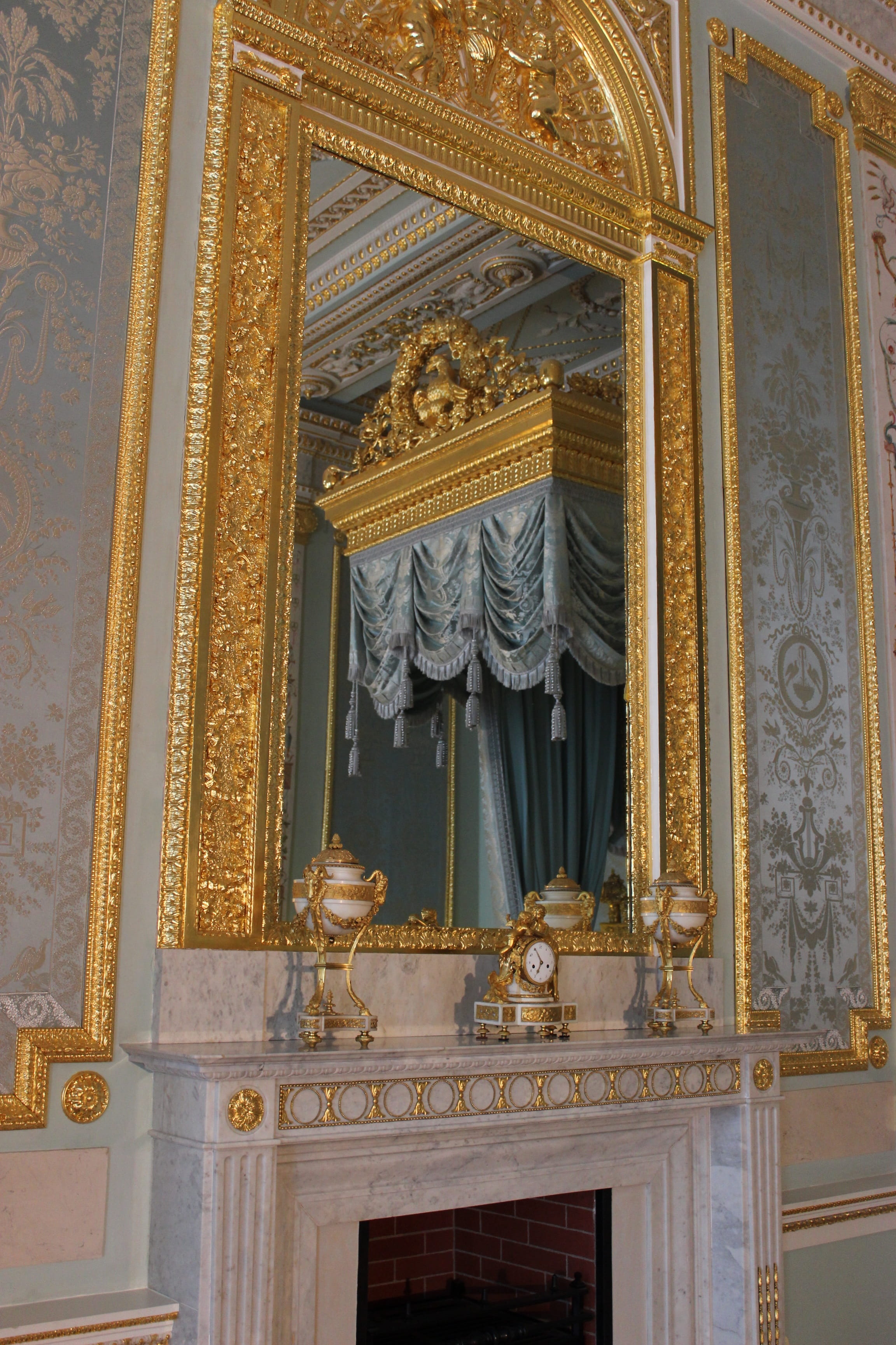 architecture, Gatchina, representation, St Petersburg Russia, building, no people, indoors, architectural column, palace, russia, gold colored, bedroom, Phone HD Wallpaper