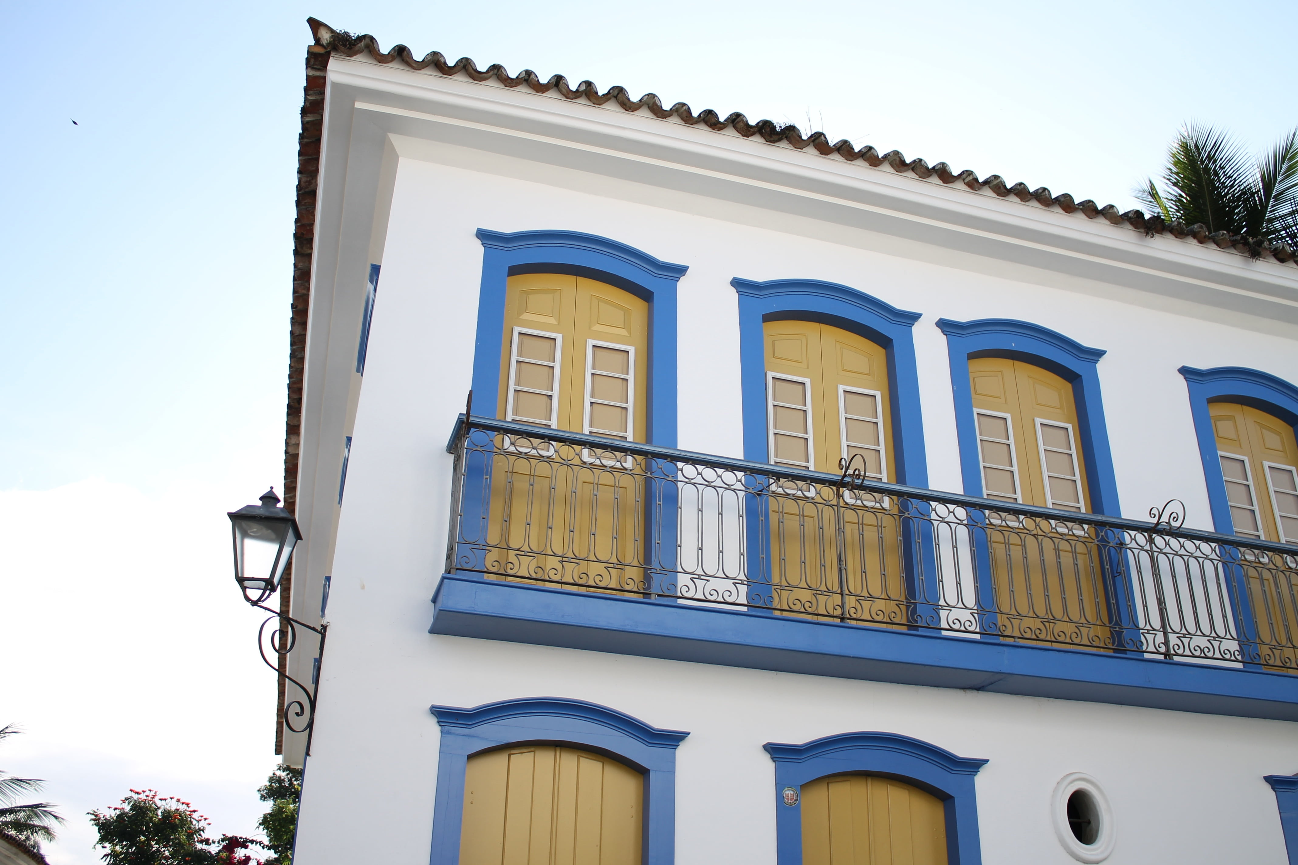 historic centre, plant, house, outdoors, building, day, colonial, window, 4K, built structure, building exterior, no people, clear sky, residential district, HD Wallpaper