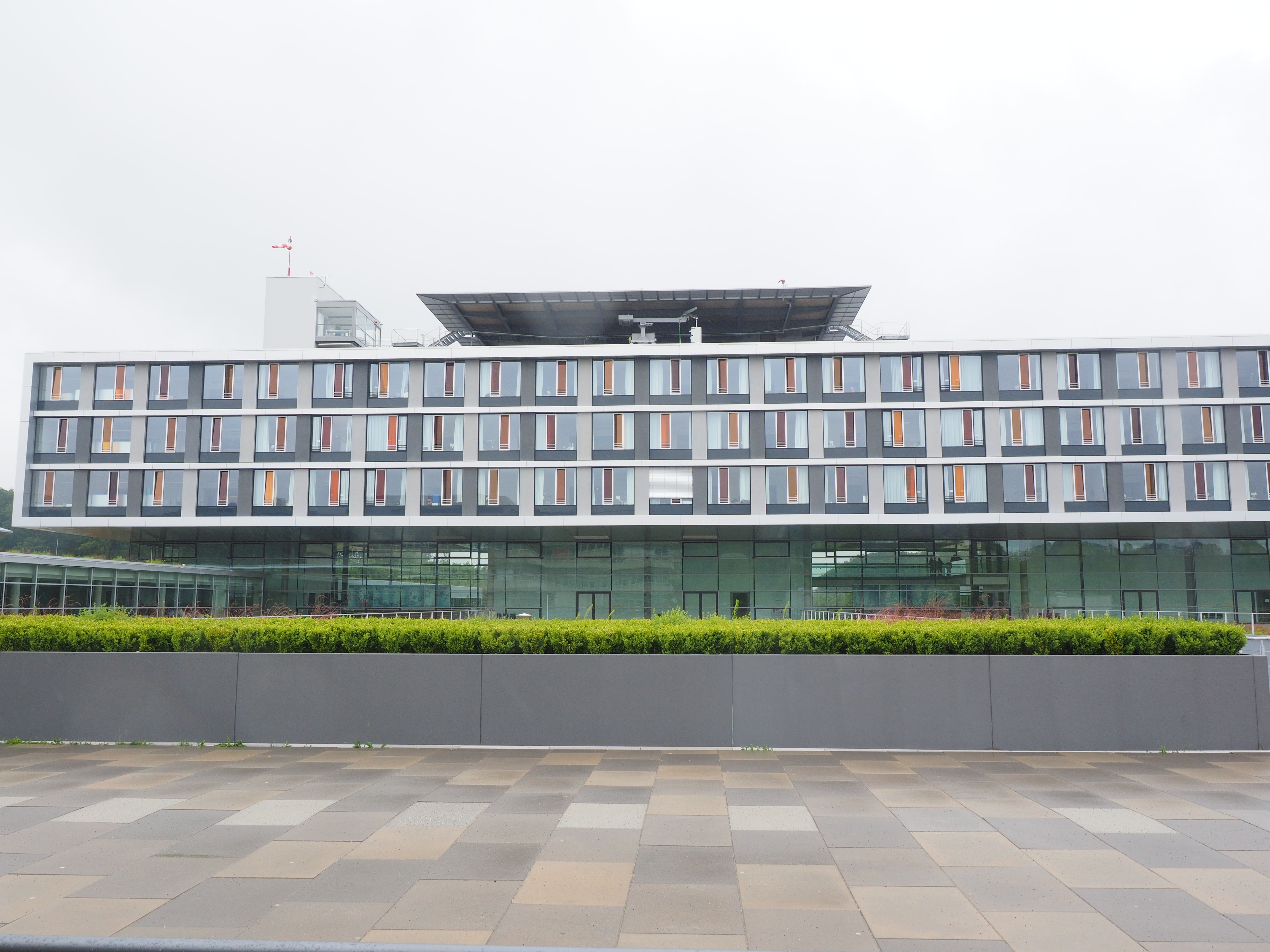 absence, building, hospital, universitätsklinik, copy space, learning, day, built structure, sky, city, railing, clinic, universitätsmedizin, office, universitätsklinikum ulm, HD Wallpaper