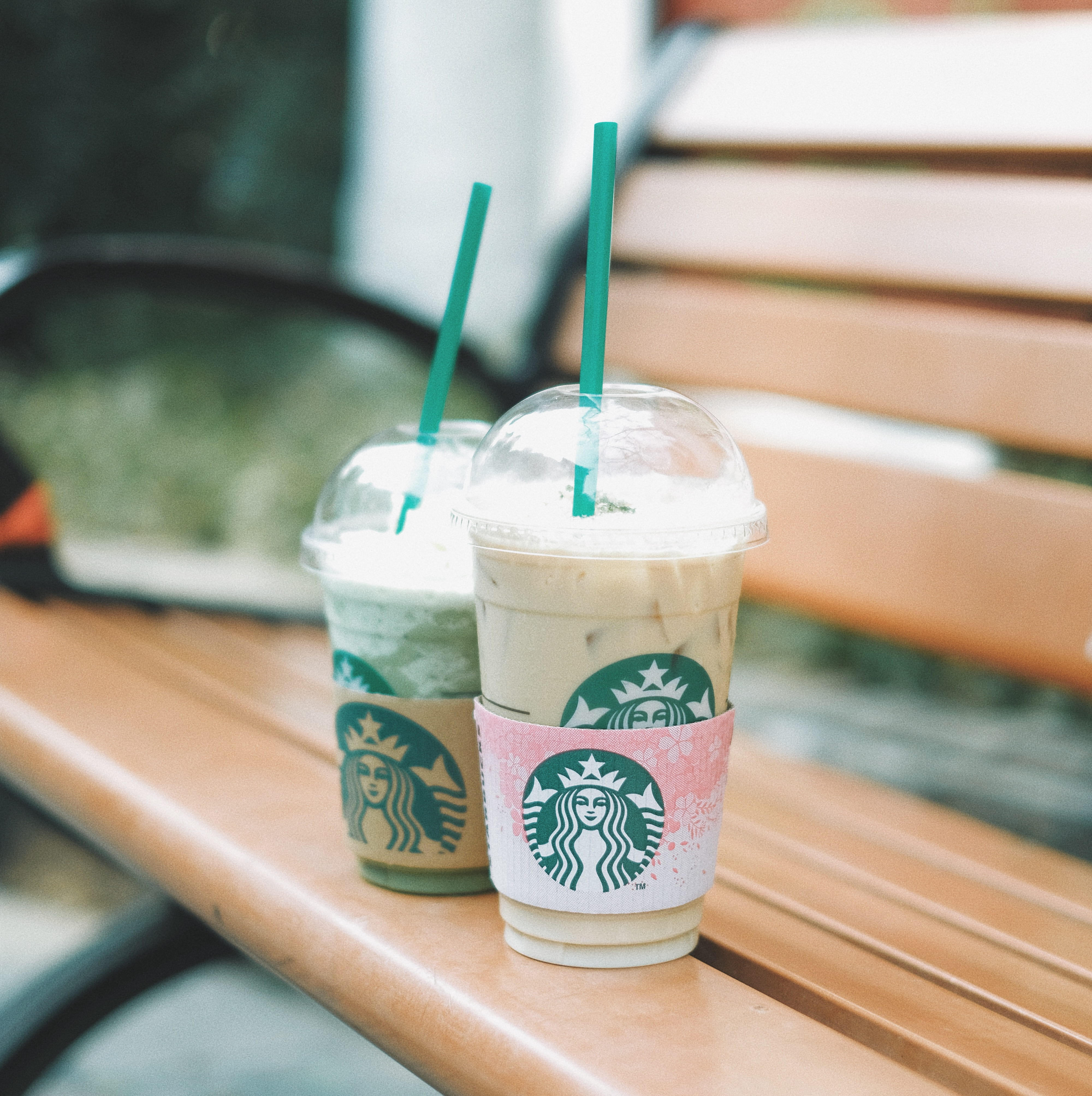 coffee sleeve, green, healthy eating, indoors, starbucks, straw, household equipment, pink, green straw, 4K, logo, business, table, drinking glass, drinking straw, Phone HD Wallpaper