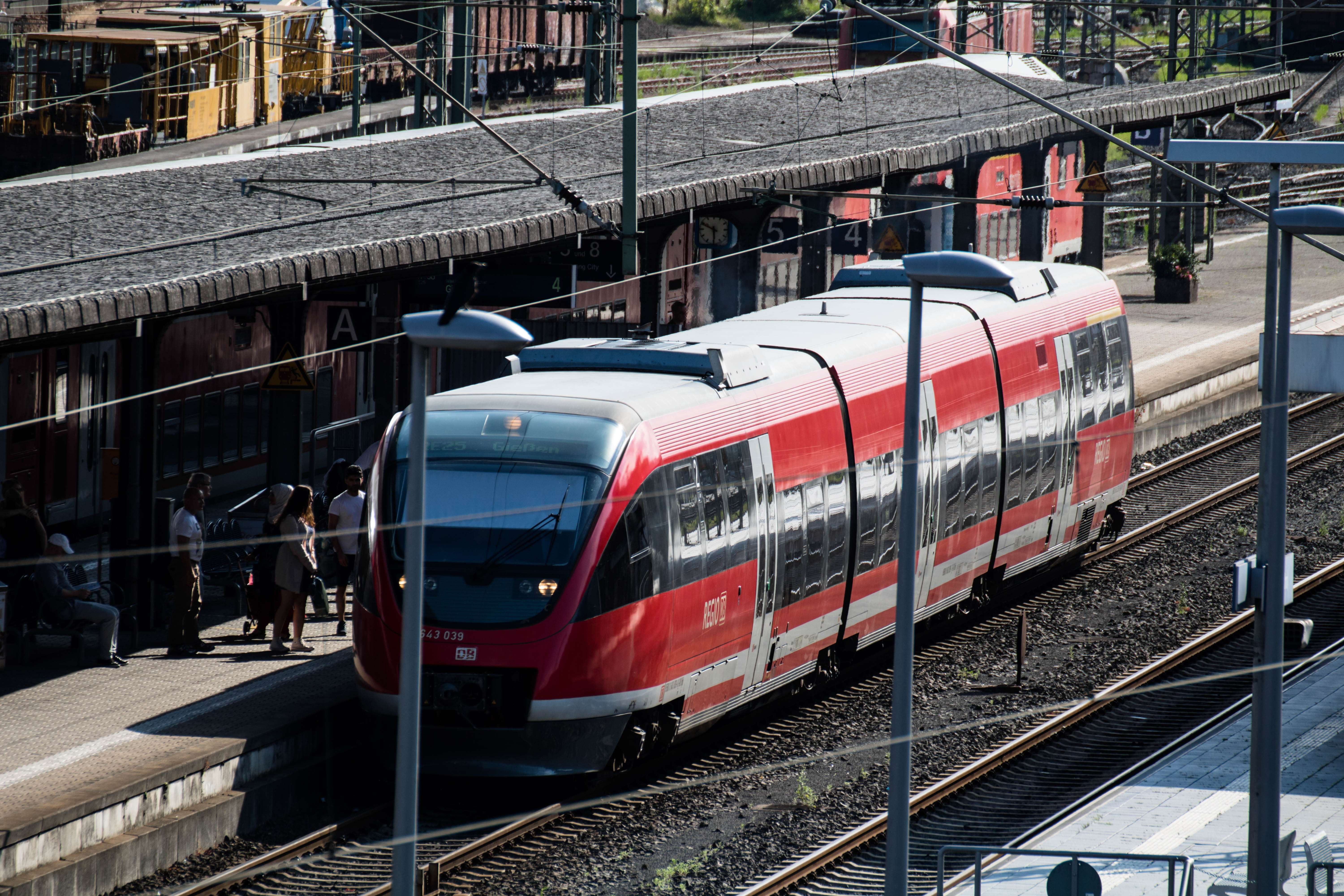 motion, mode of transportation, incidental people, passenger train, track, railroad station platform, rail transportation, railroad car, public means of transport, HD Wallpaper