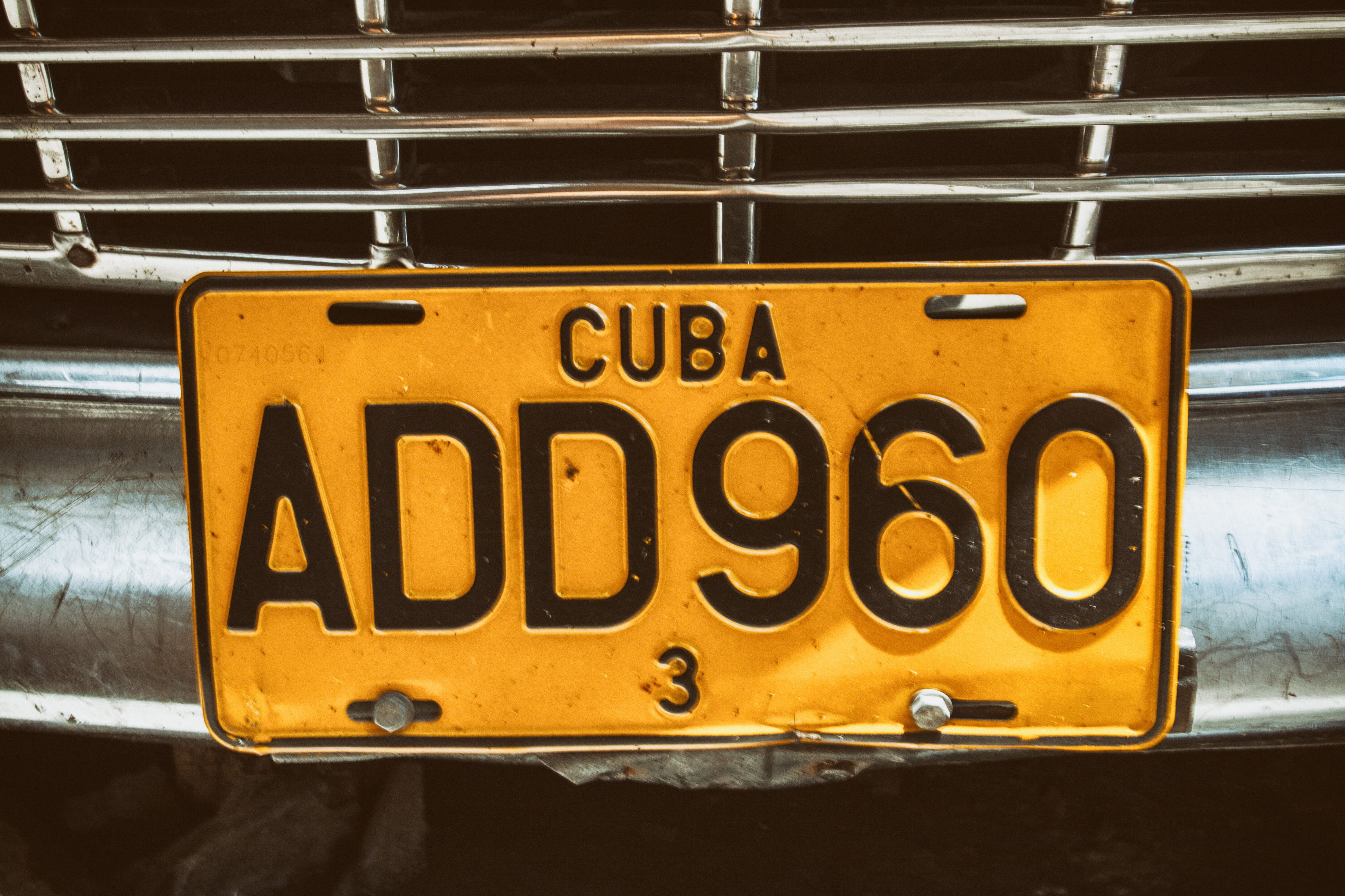 close-up, outdoors, licence plate, sign, captured, built structure, arrow symbol, yellow, day, plate, DSLR, no people, Canon, havana, 4K, architecture, HD Wallpaper
