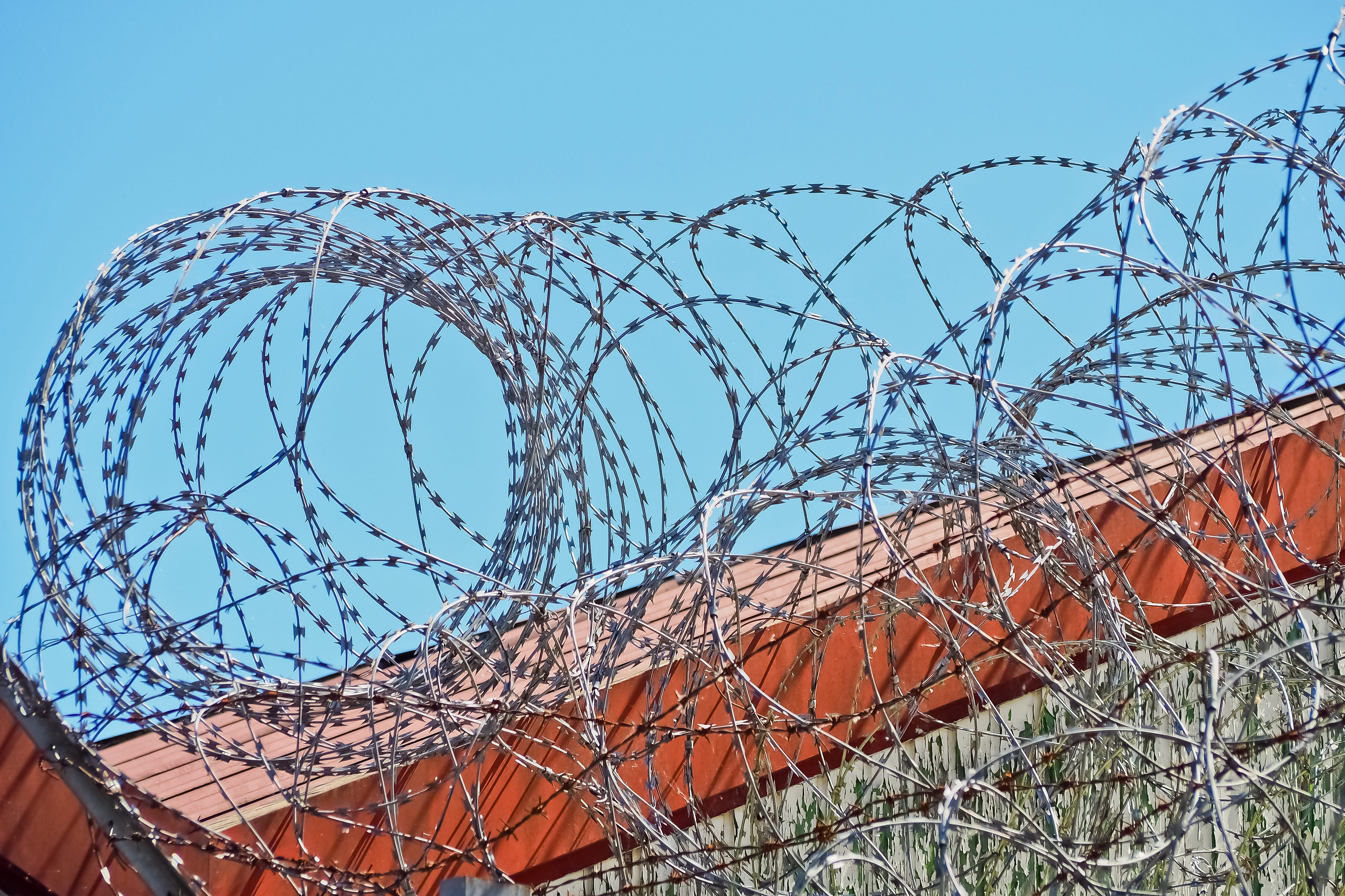 pink, fenced, protect, fencing, 4K, demarcation, razor wire, site backup, sky, building exterior, backup, blue, pointed, no people, barbed wire, border, HD Wallpaper