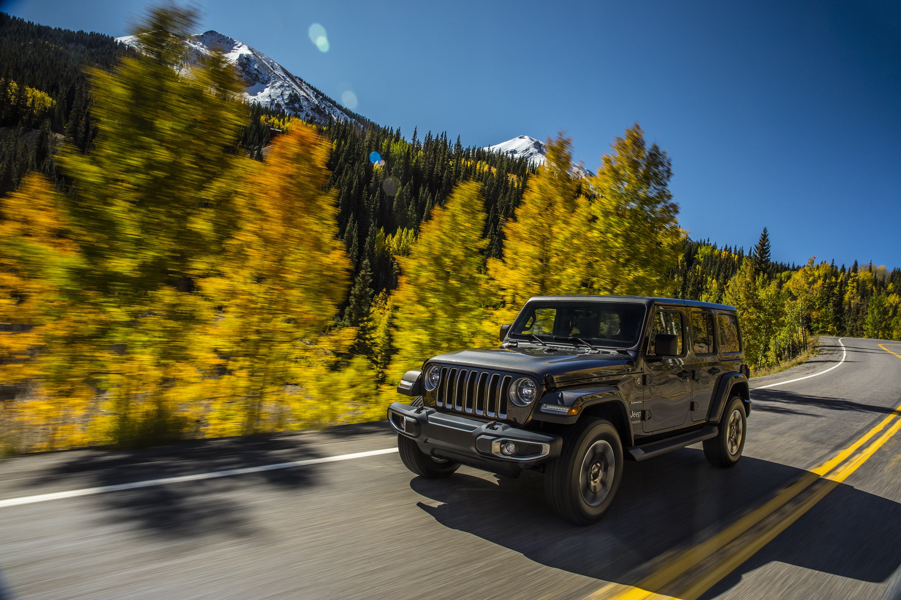 2018, 2K, the sky, mountains, markup, movement, trees, roadside, Jeep, Wrangler Sahara, forest, dark gray, road, HD Wallpaper