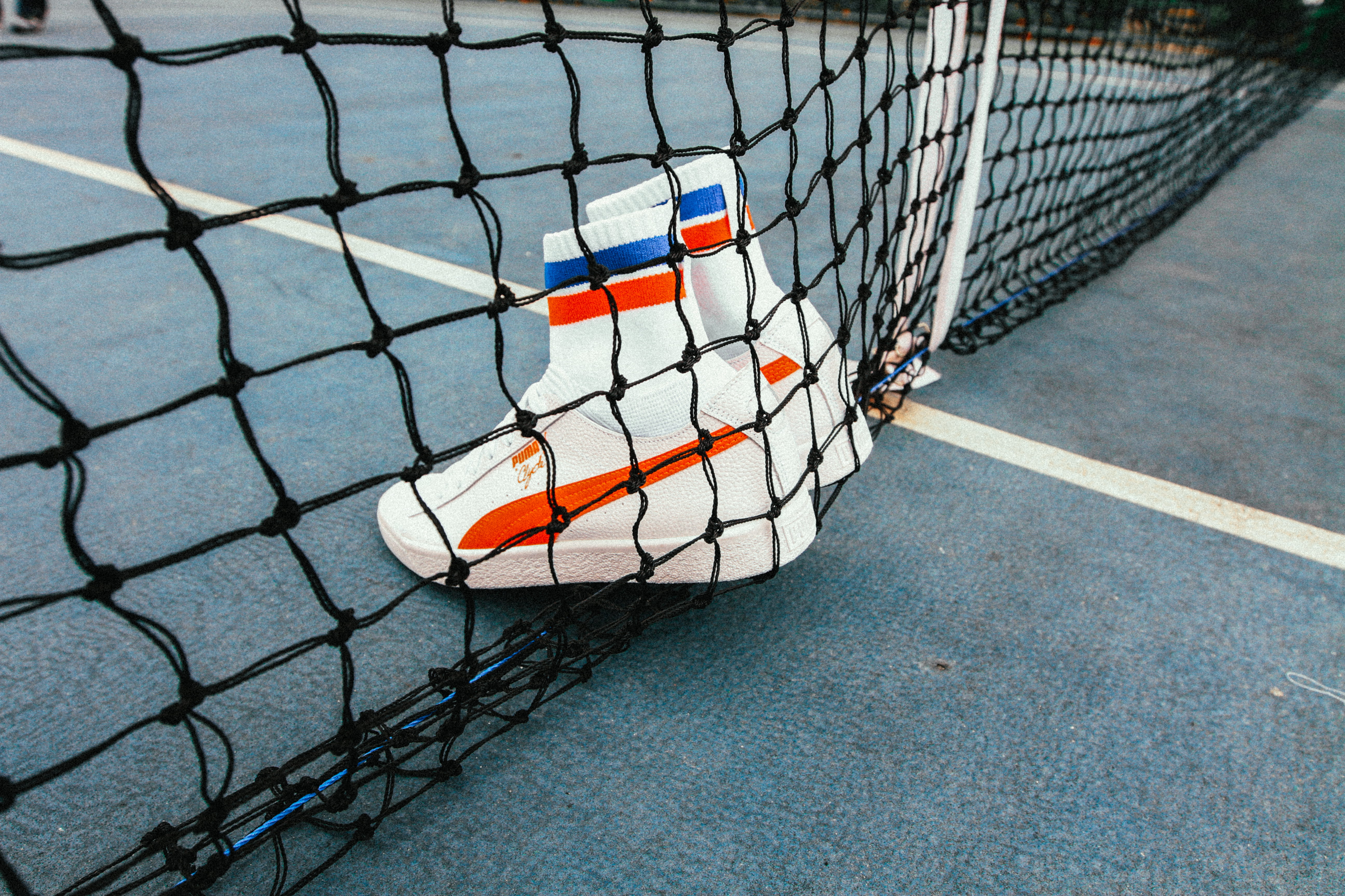 protection, black, sport, outdoors, net, security, sports equipment, white line, red, clyde, pavement, tenni, sneakers, puma, shoes, boundary, day, sock, HD Wallpaper