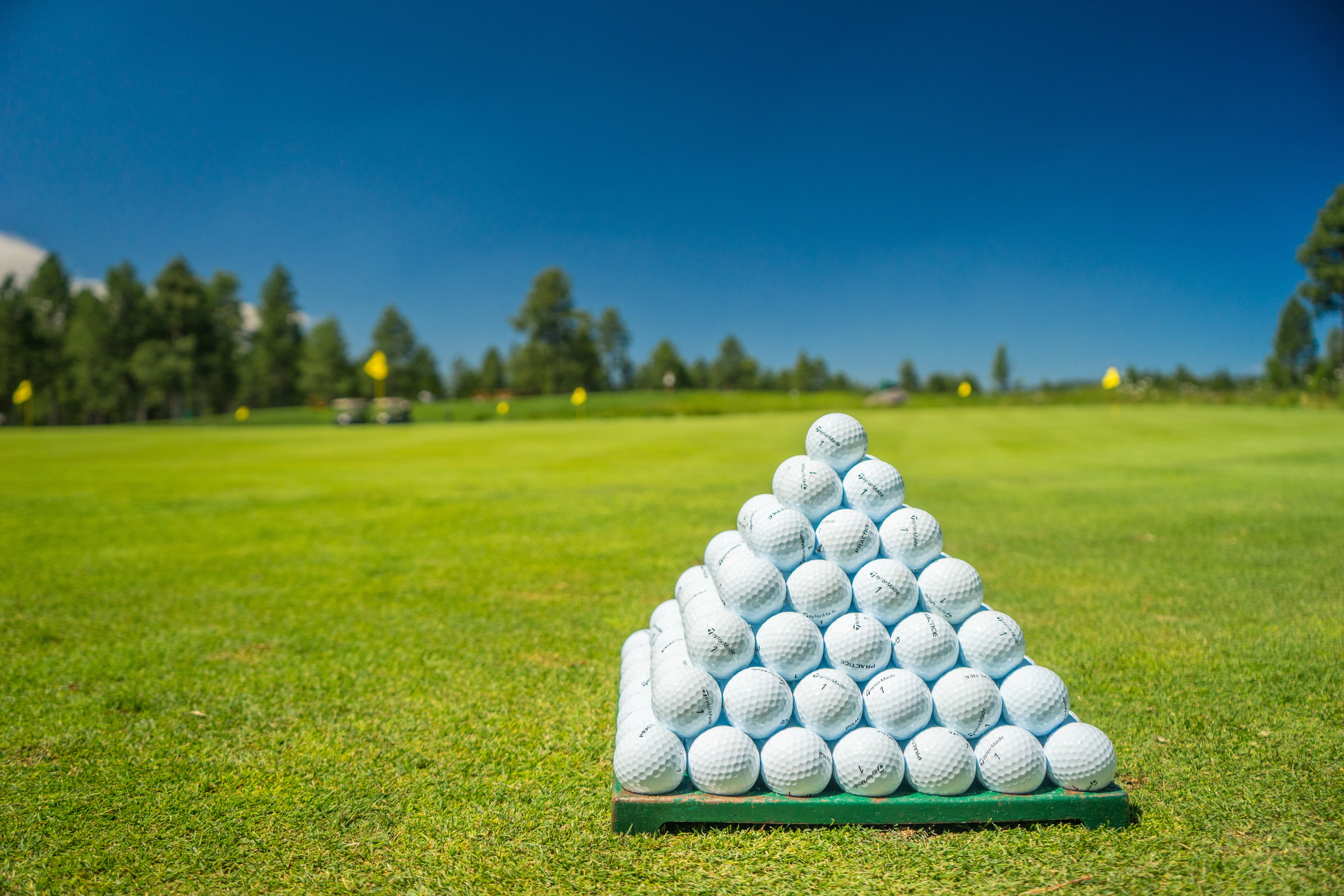 green color, tree, balls, copy space, tranquility, outdoors, golf ball, grass, 5K, blue, land, landscape, fieled, sunlight, golf balls, clear sky, club, HD Wallpaper