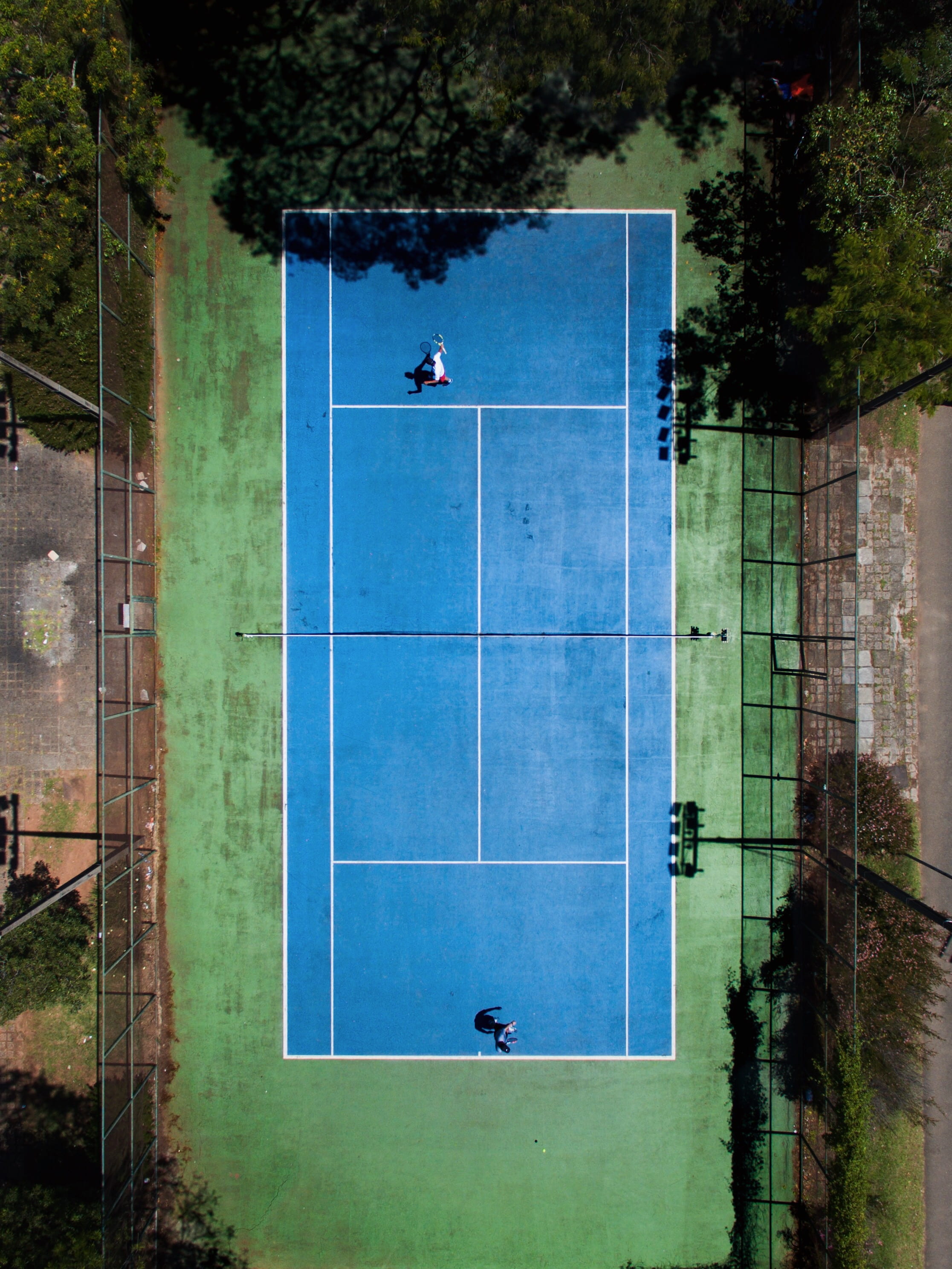 aerial, 2K, green, sunlight, men, competition, real people, tree, nature, people, coart, lifestyles, blue, court, architecture, incidental people, green color, Phone HD Wallpaper
