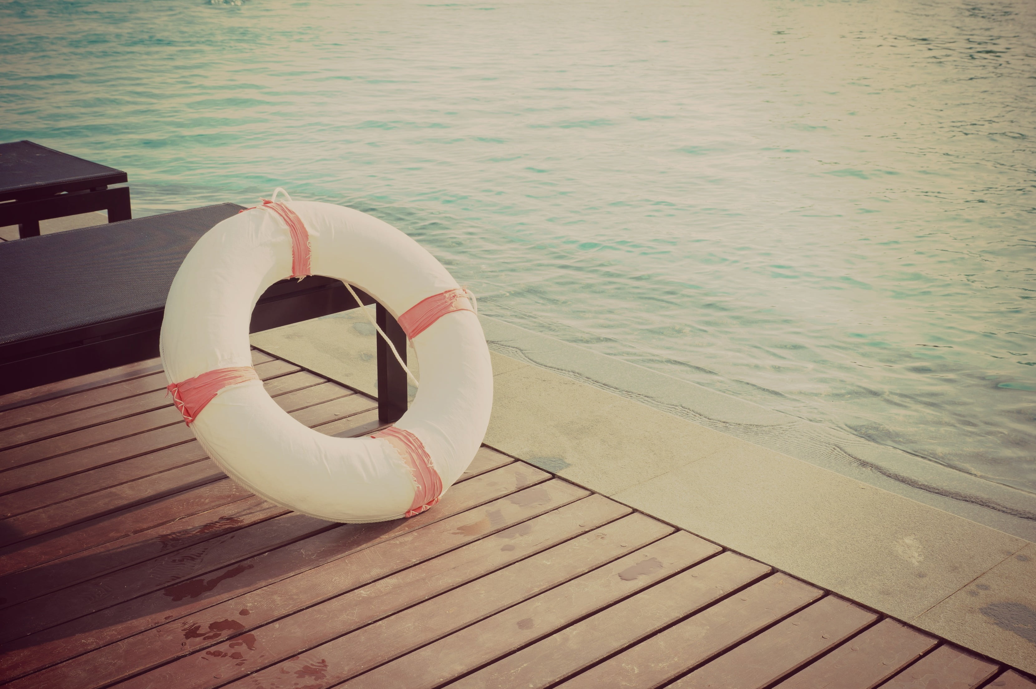 white, red, life belt, day, background, no people, outdoors, high angle view, beauty in nature, protection, mood, pier, water, wave, wood - material, lifeline, HD Wallpaper